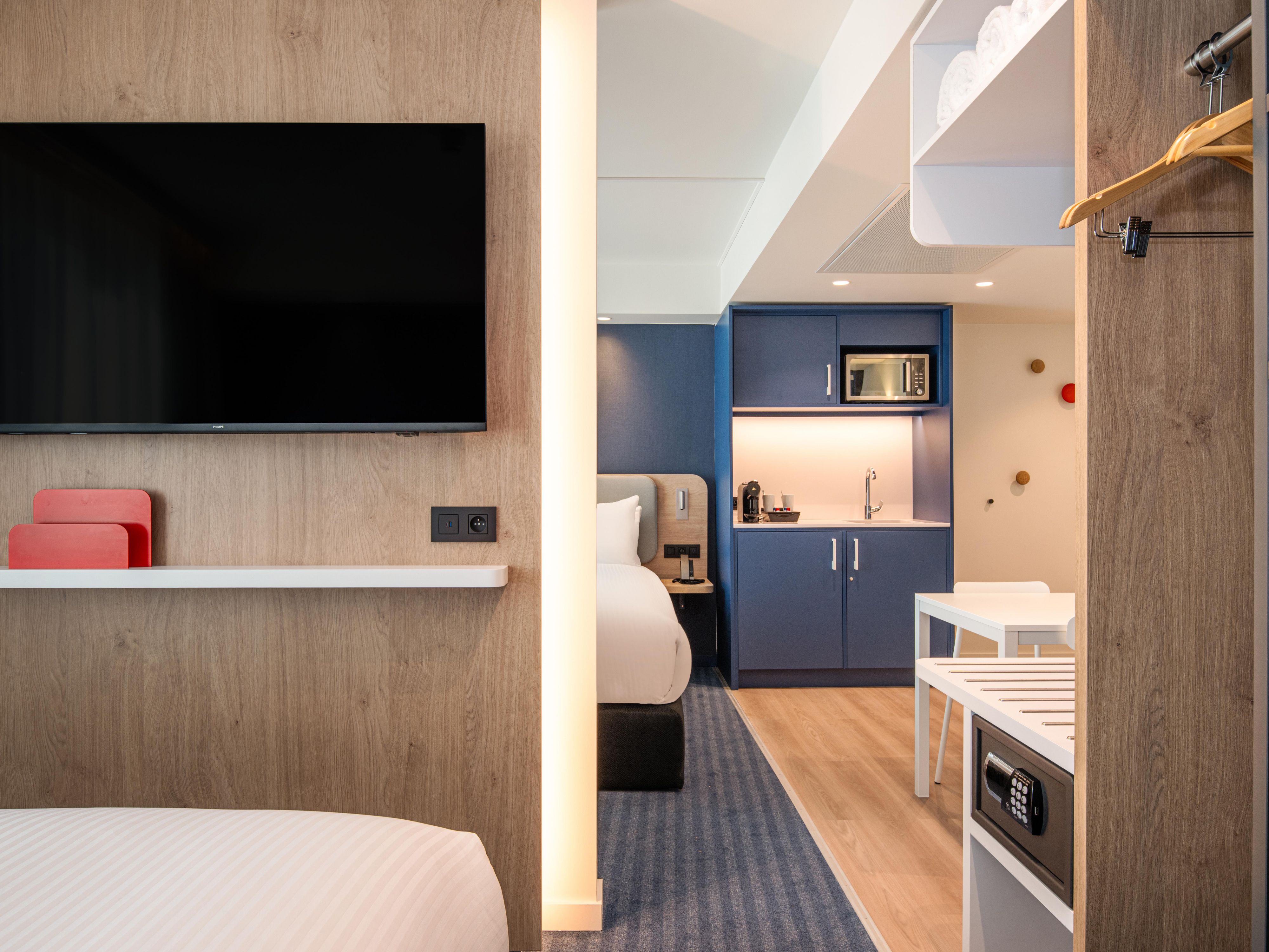We understand that a great stay starts with a great night’s sleep. Enjoy modern rooms, complete with USB-C and USB-2 outlets, plus a cosy desk to keep you connected. Whether you’re traveling with family or for business, our IHG Clean Promise ensures your room is sparkling clean, so you can relax and recharge.