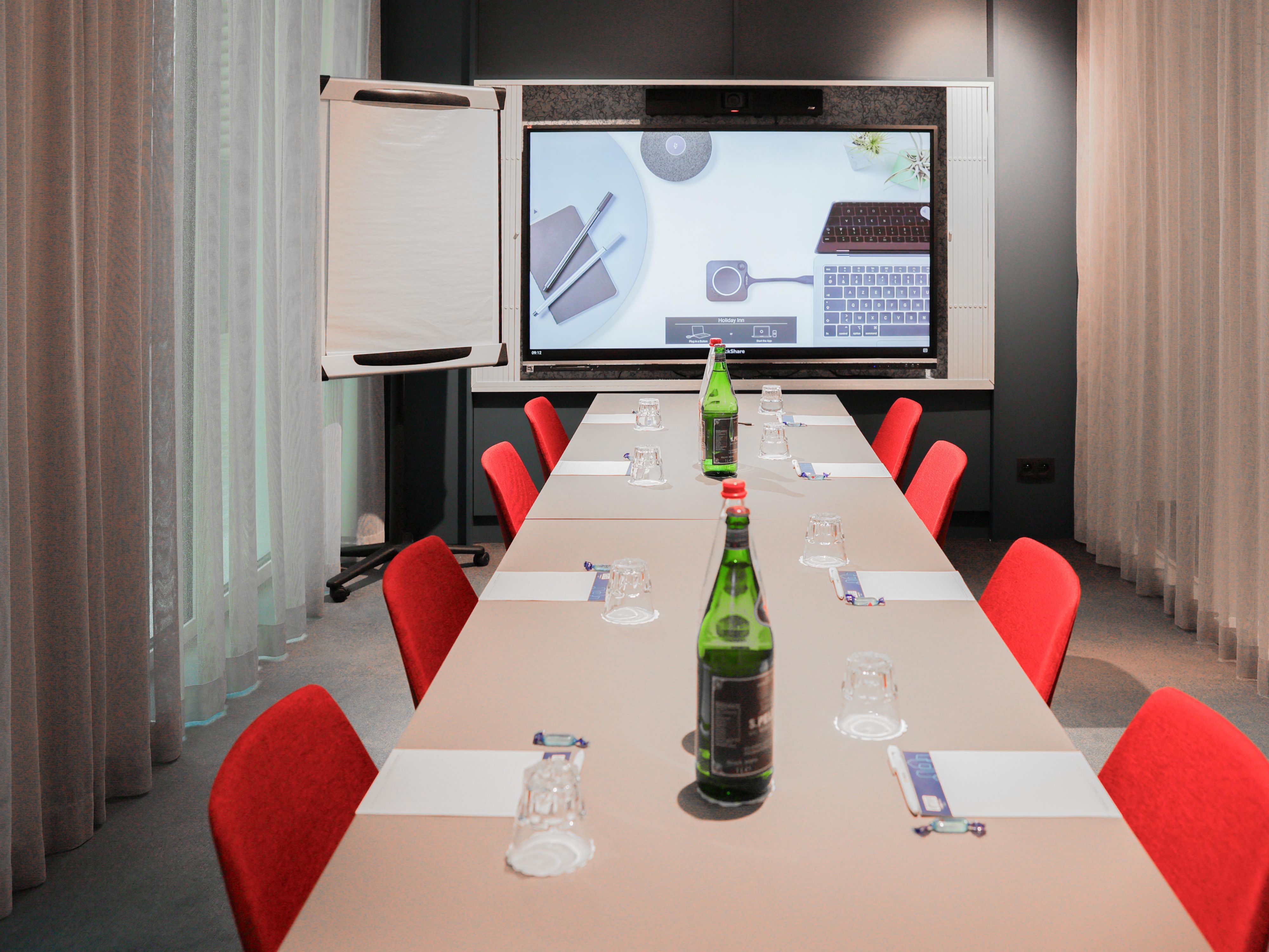 Elevate your business meetings or training sessions in our event space at Holiday Inn Express & Suites Ghent. With everything you need to host small meetings onsite for up to 10 people, with catering available. Don’t hesitate to contact our team for assistance.