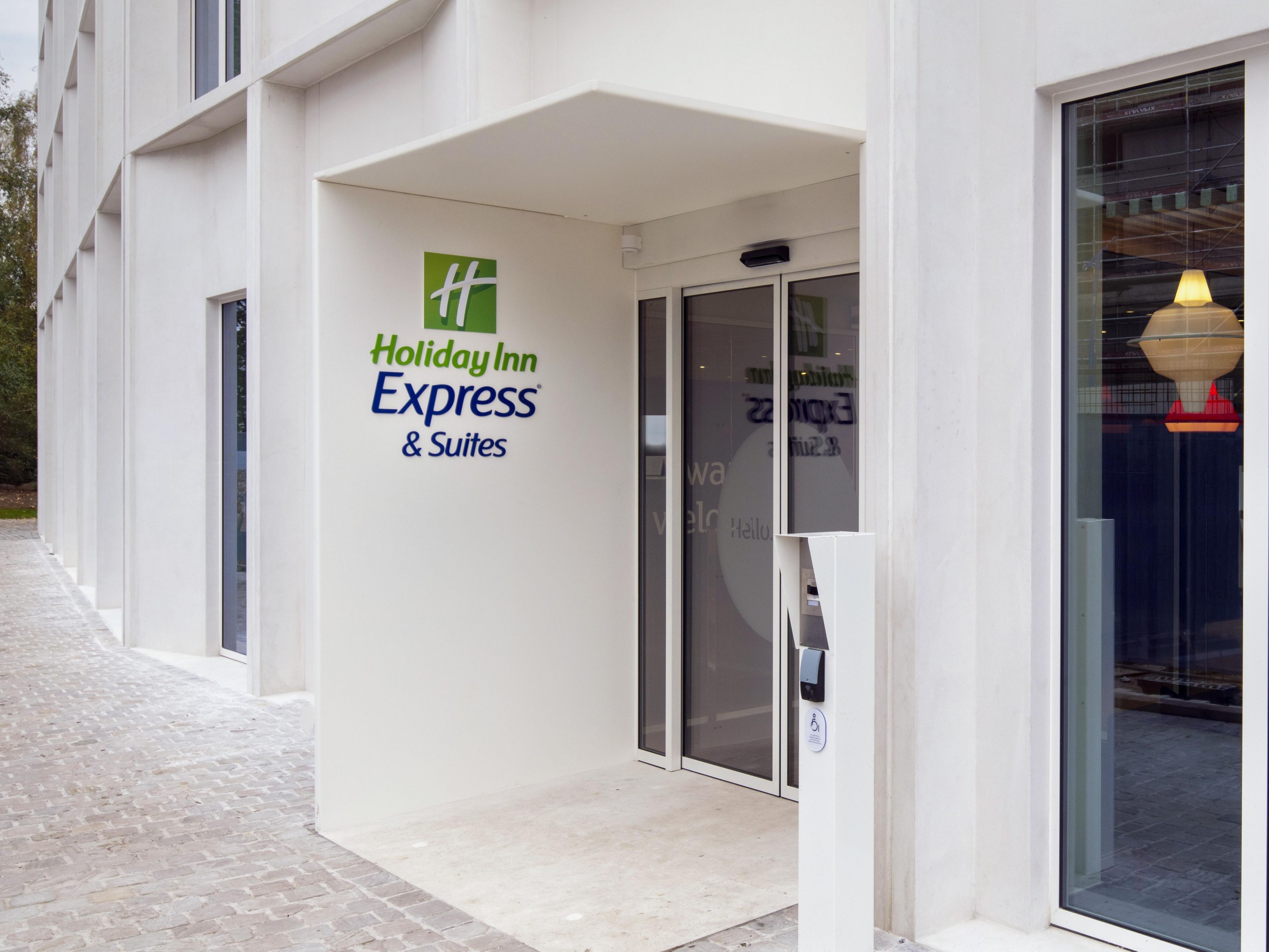 Travelling for business? Our hotel is ideally located in Ghent’s gateway area, close to Tech Lane Ghent and major companies like Bayer and Chevron. The Planet Group Arena, Flanders Expo and University Hospital of Ghent: UZ Gent, are all within a 10-minute drive, making us the perfect base for work and leisure.