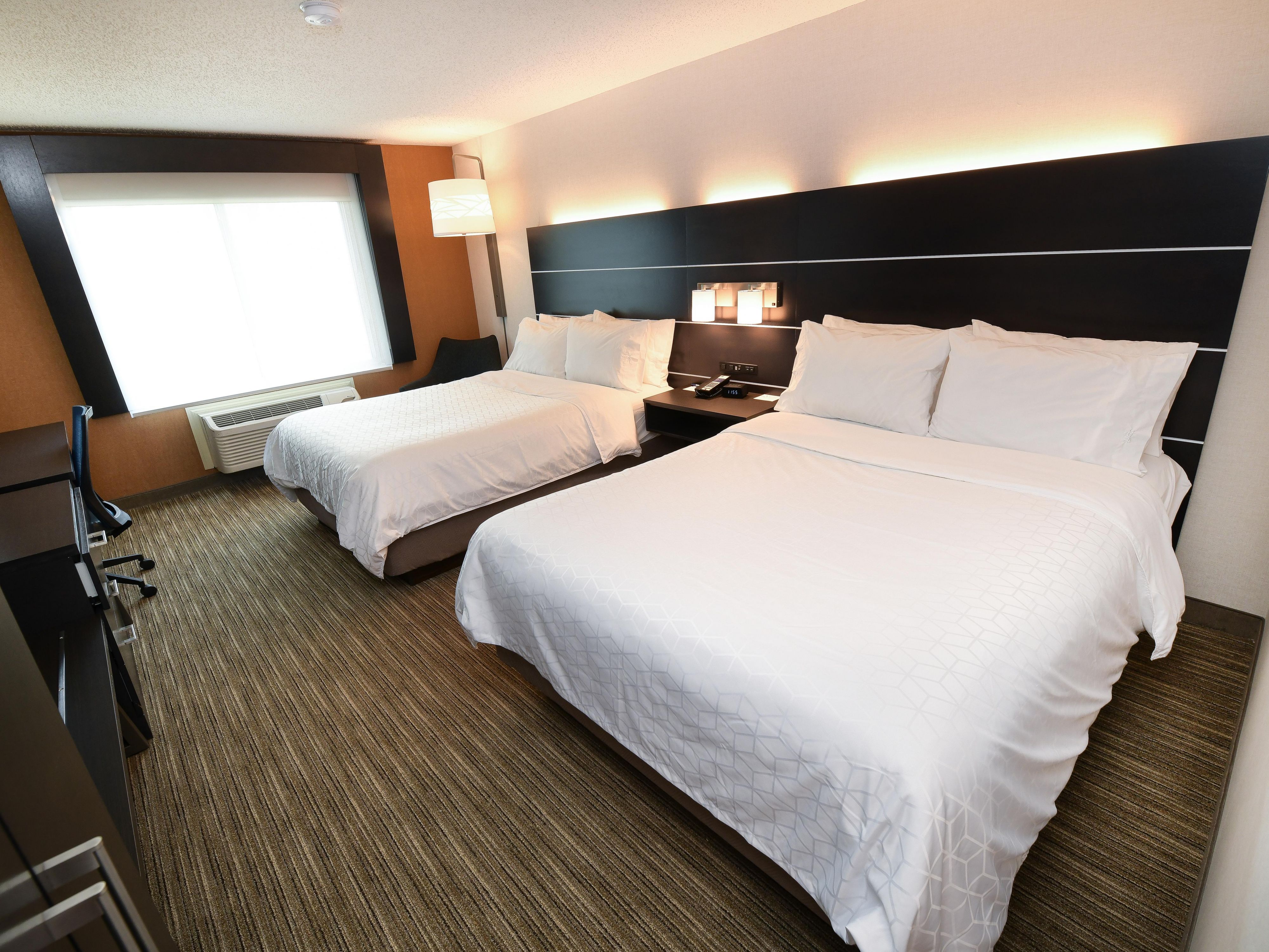 STANDARD 2 QUEEN ROOM OVERLOOKING POPULAR SHOPPING