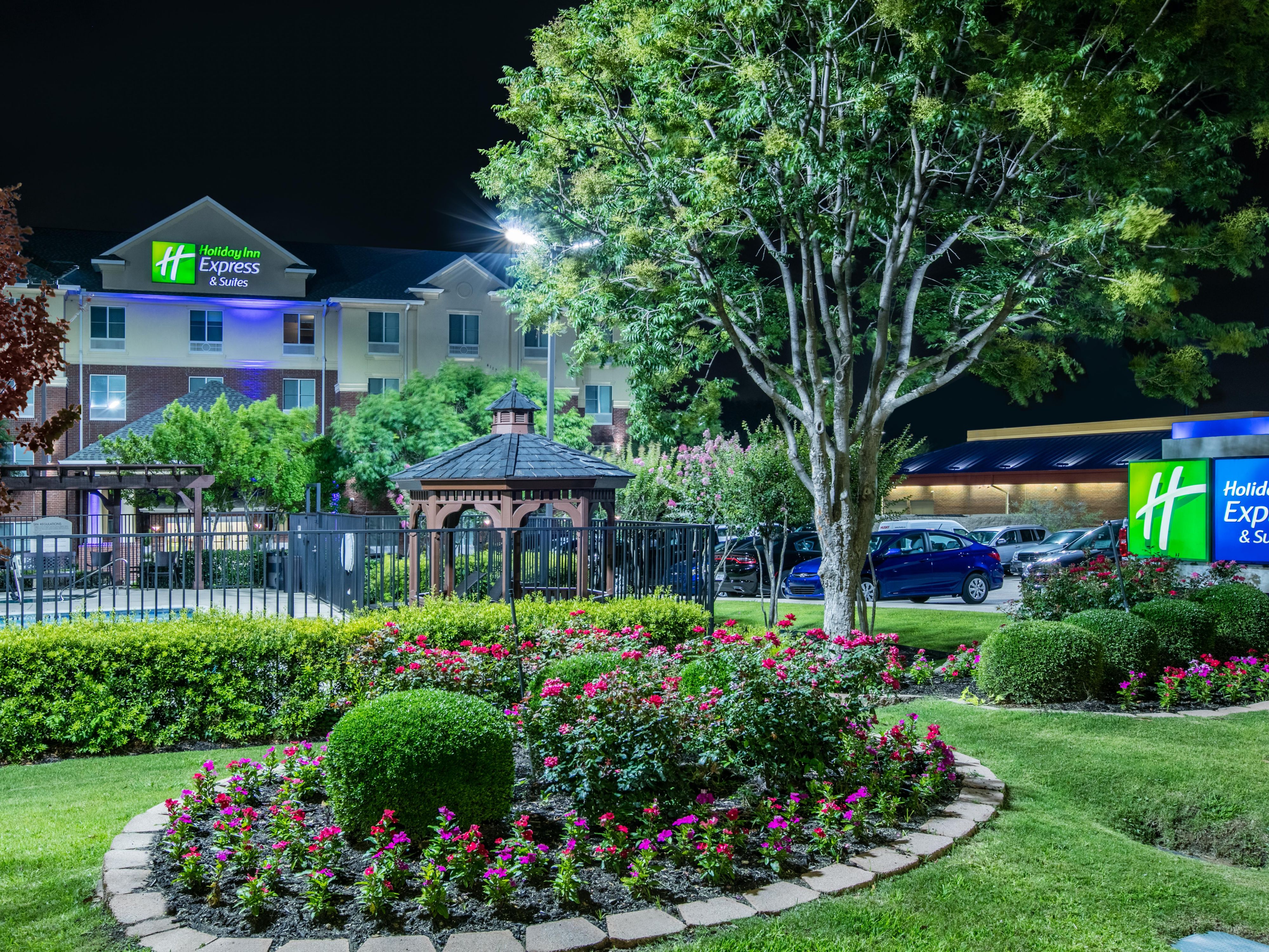 Hotel Exterior  located minutes from Cinemark Theatres