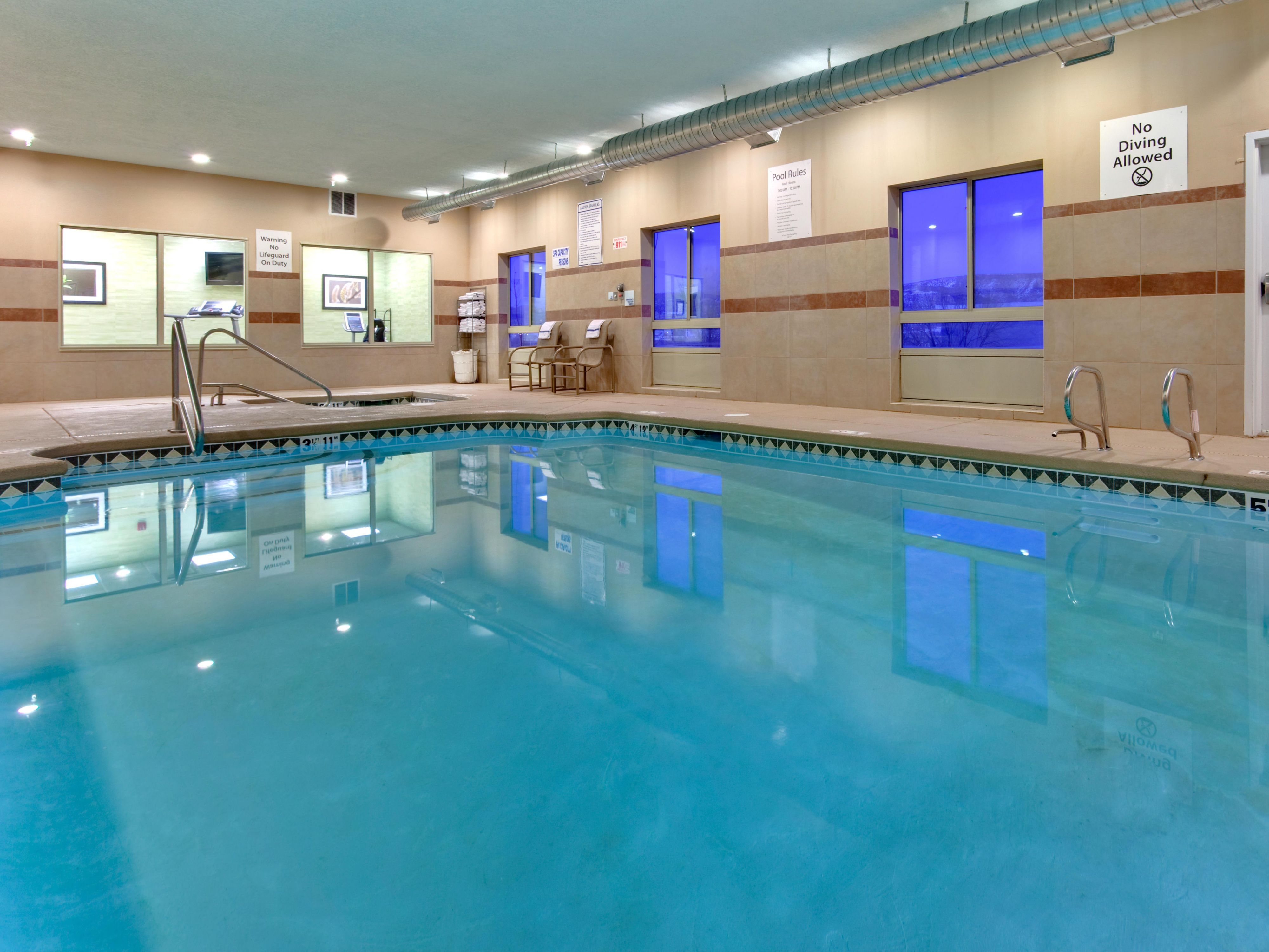 Holiday inn Express & Suites - Grants/Milan Swimming Pool