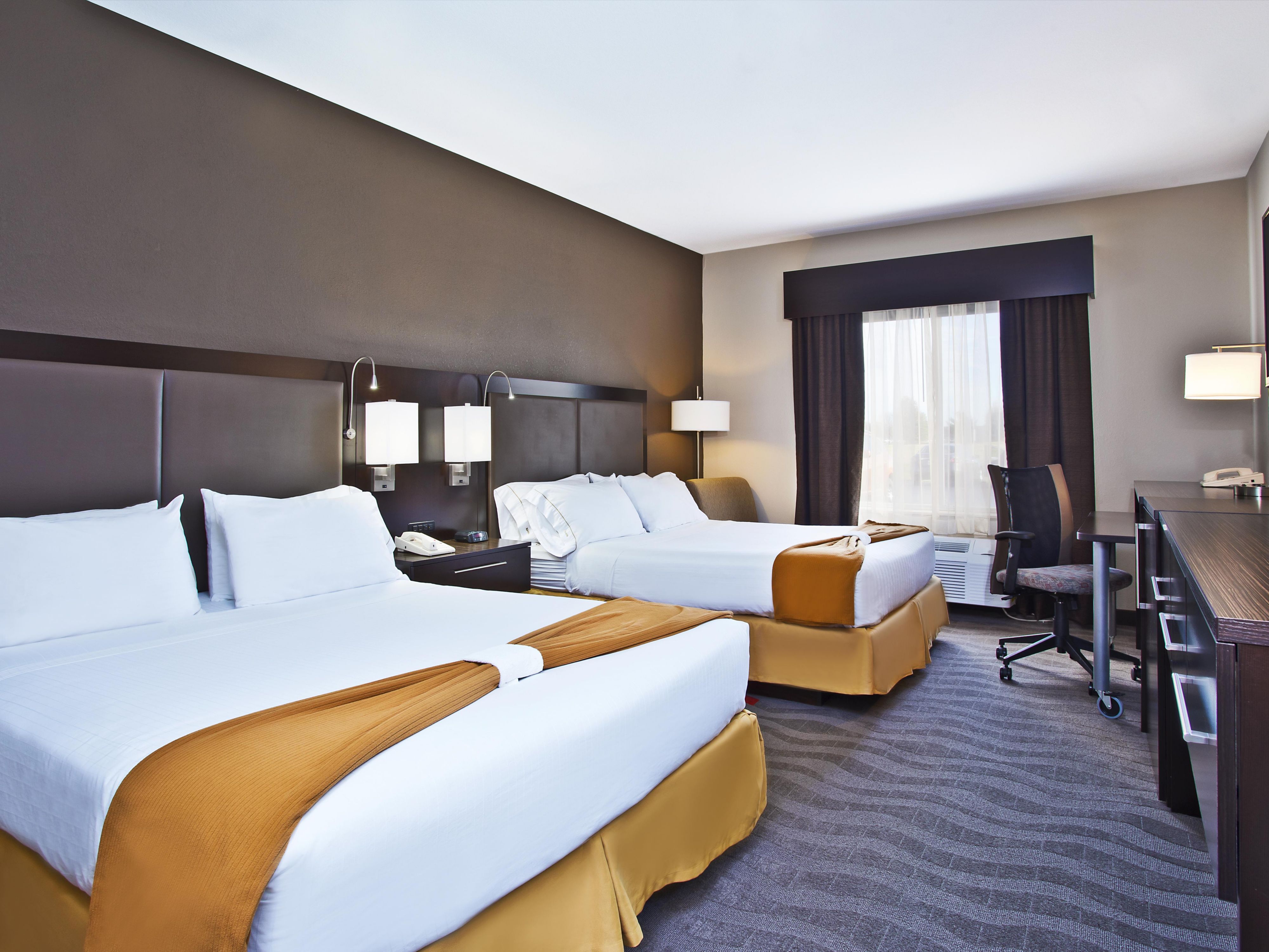 2 Queen beds with fridge & microwave