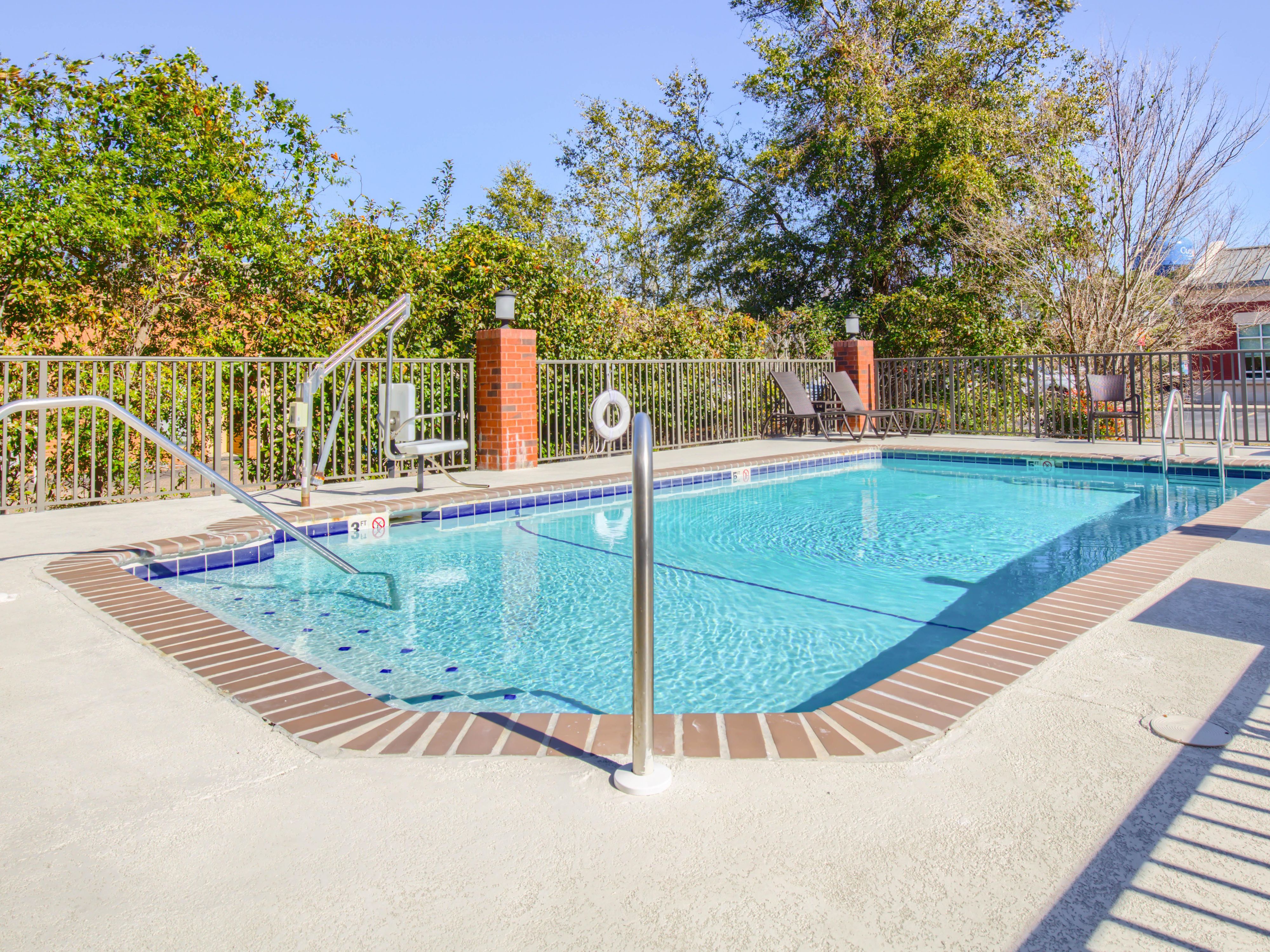 Holiday Inn Express and Suites Gulf Shores Pool