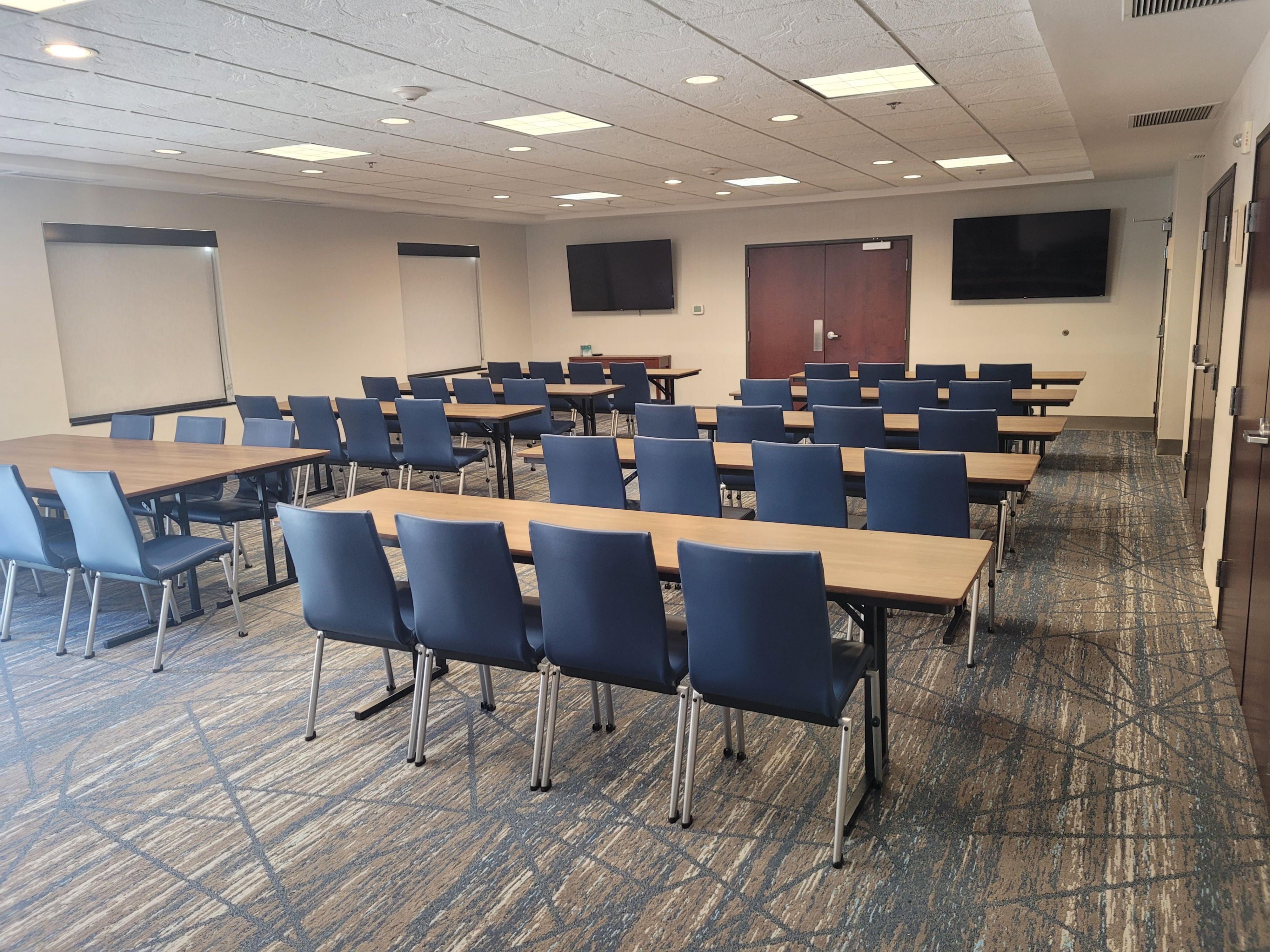 Plan your next meeting or event in our flexible meeting space and event venue at our Guthrie hotel, conveniently located near Edmond, OK. Our 1,000 sq. ft. meeting area can host up to 50 guests and be customized to your needs, allowing for one or two separate spaces in various layouts. 