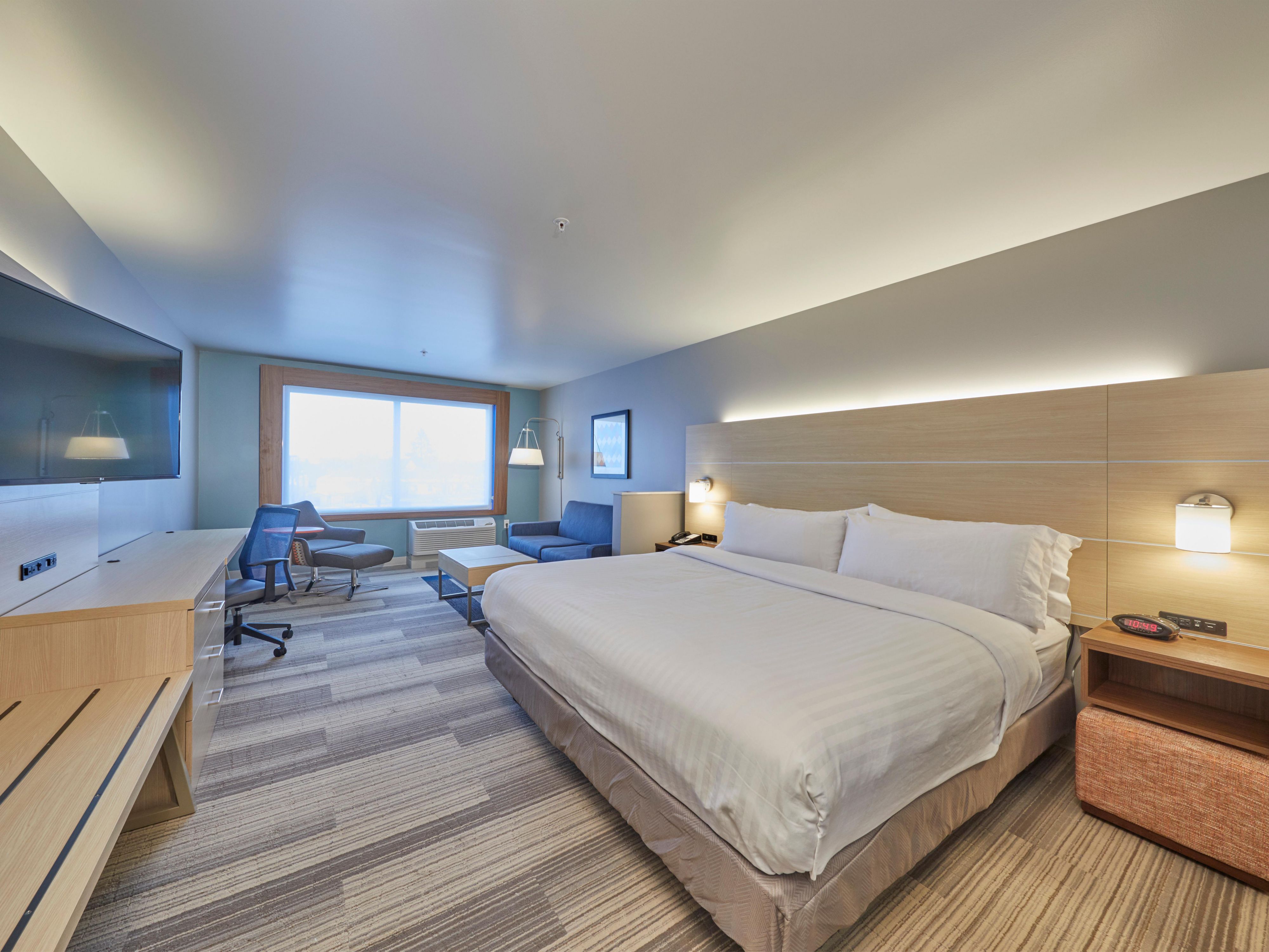 Holiday Inn Express Hermiston Downtown King Suite