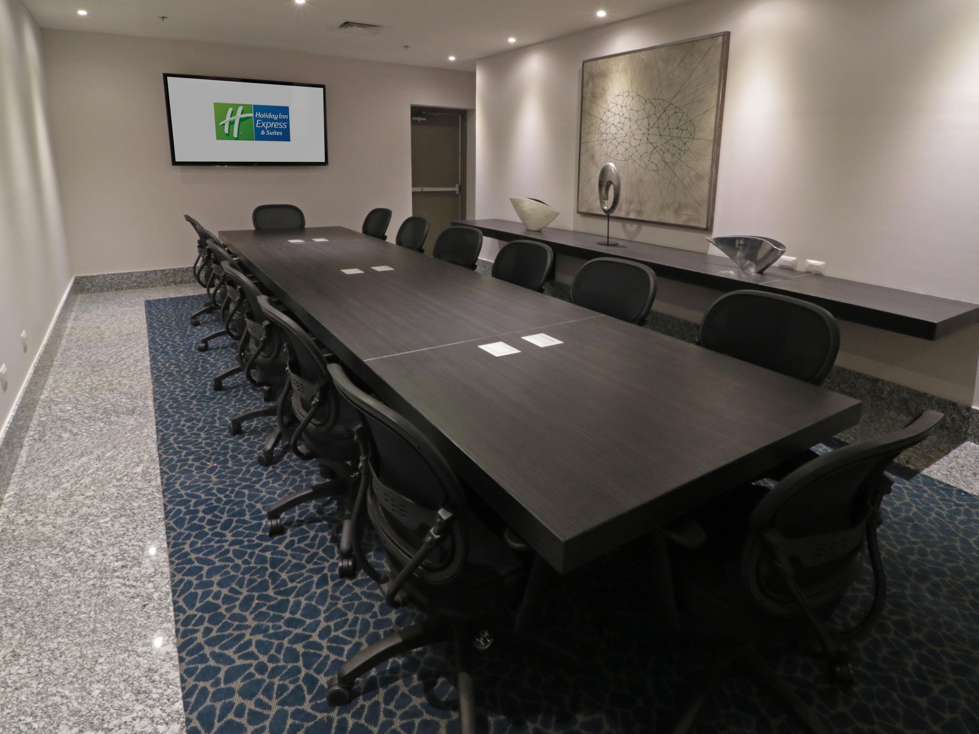At Holiday Inn Express & Suites you can use our executive spaces for complimentary meetings.