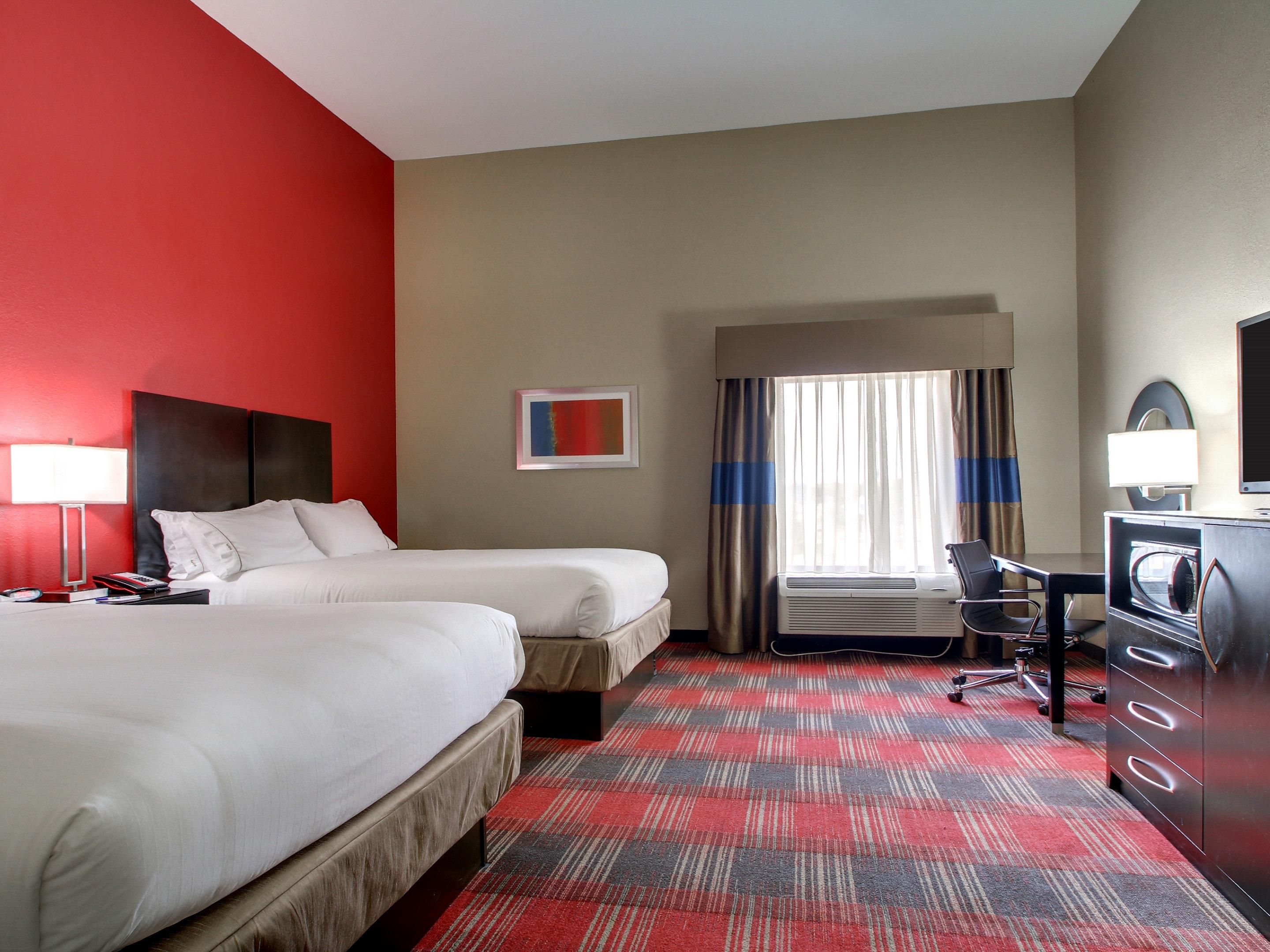 2 queen beds guest room