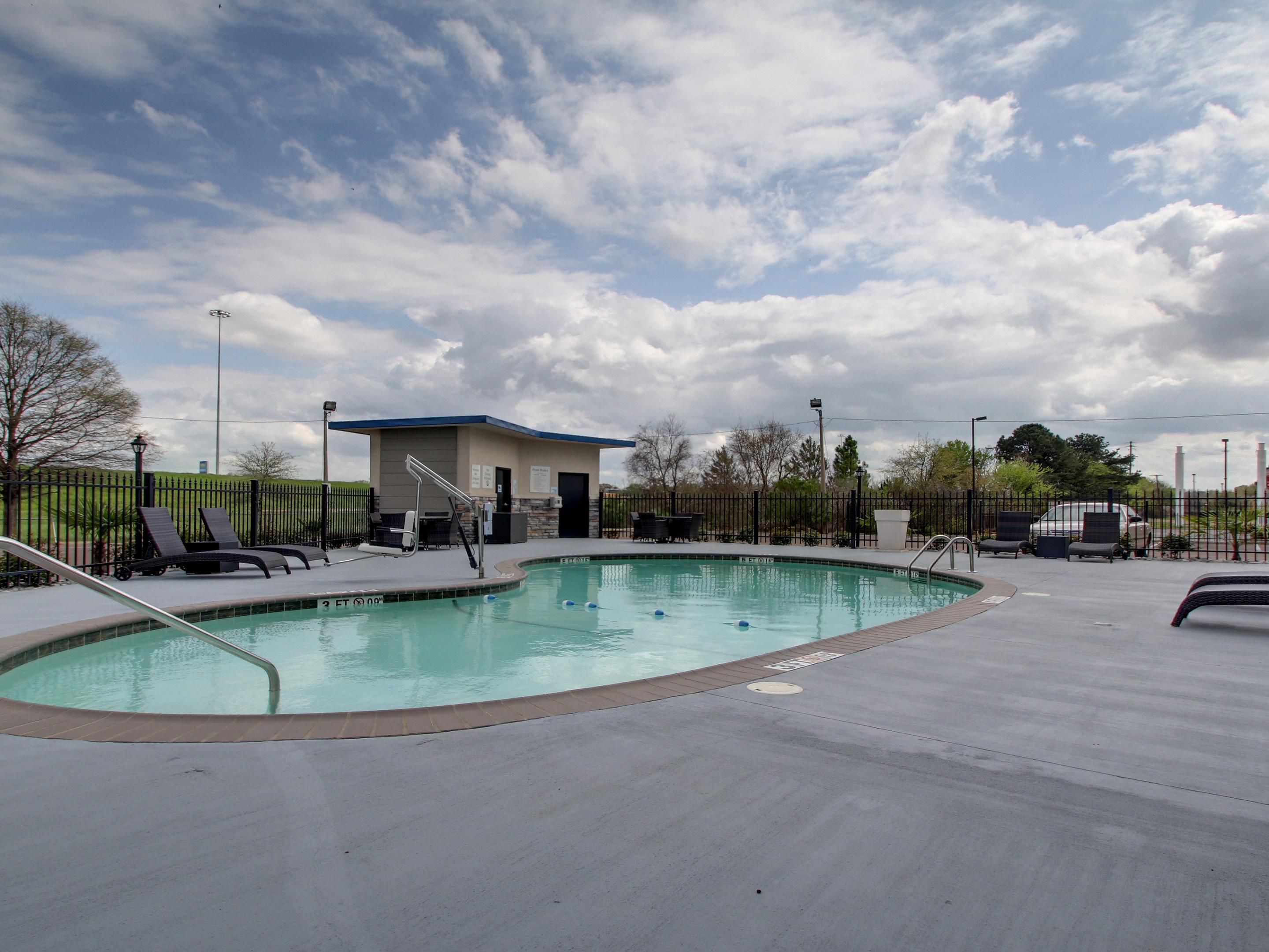 Outdoor Seasonal Swimming Pool - Holiday Inn Express