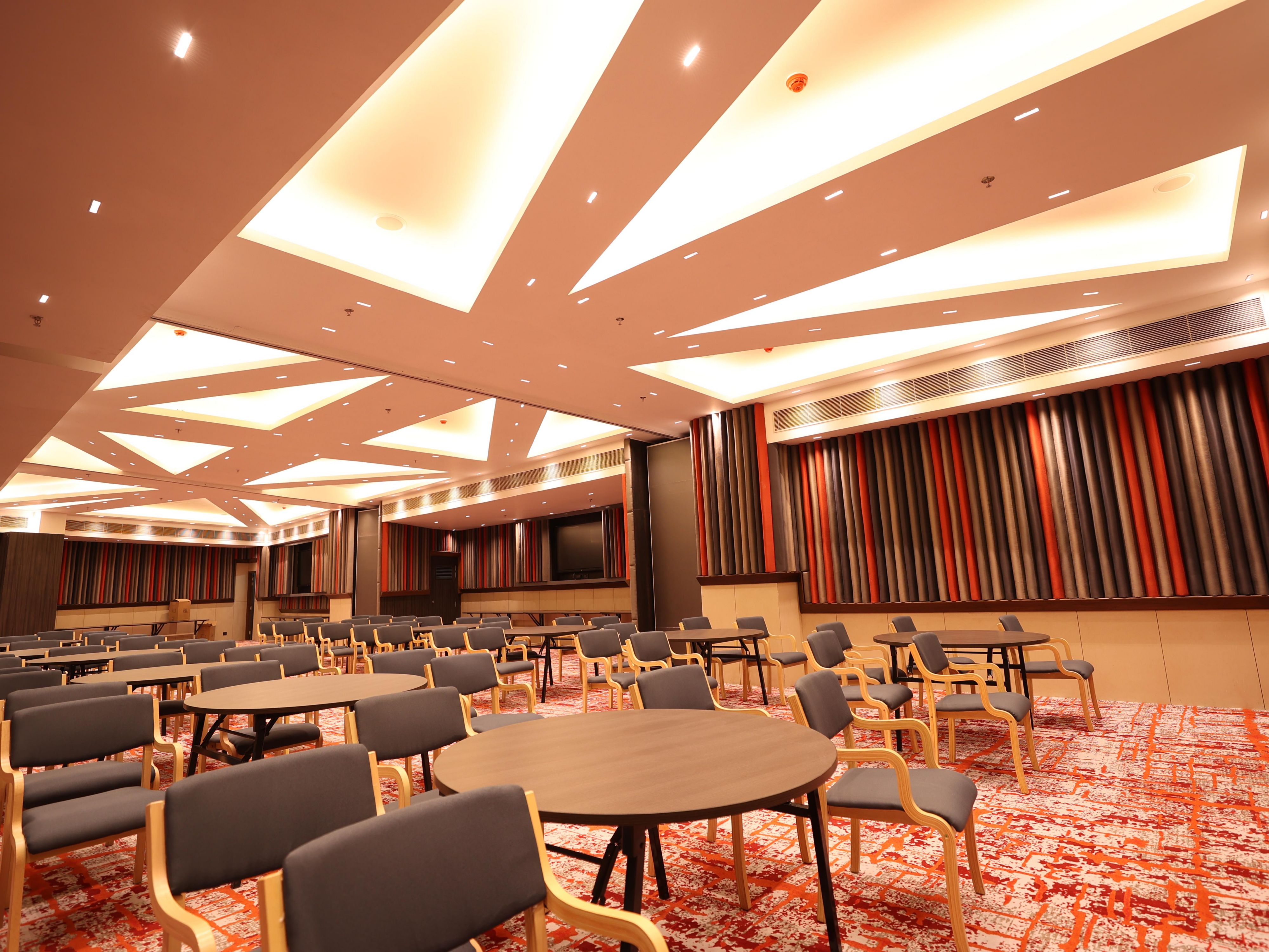 With three meeting rooms,  Tangerine being the largest on the 1st floor of the Hotel, can be converted to make one pillarless hall. Venues range from 60 to 236 sq. meters, accommodating up to 250 guests in various seating styles. Equipped with state-of-the-art technology, including smart interactive screens with 4k quality.