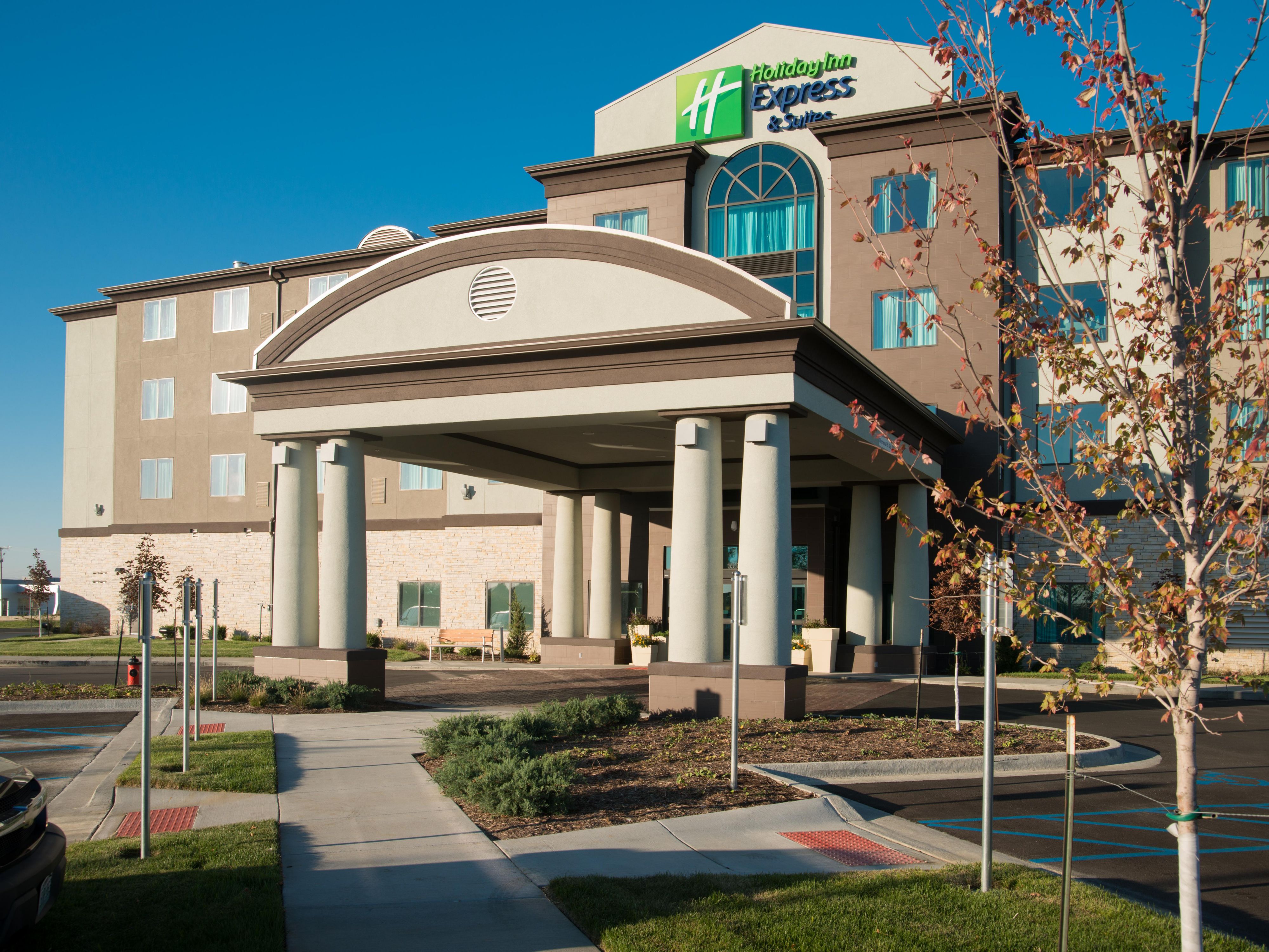 <p>Welcome to the Newly Remodeled and contemporary Kansas City Airport Hotel!</p><p>Nestled off I-29, the Holiday Inn Express and Suites Kansas City Airport hotel is only 4 miles away from the Kansas City International Airport (MCI) and offers airport shuttle service. </p>