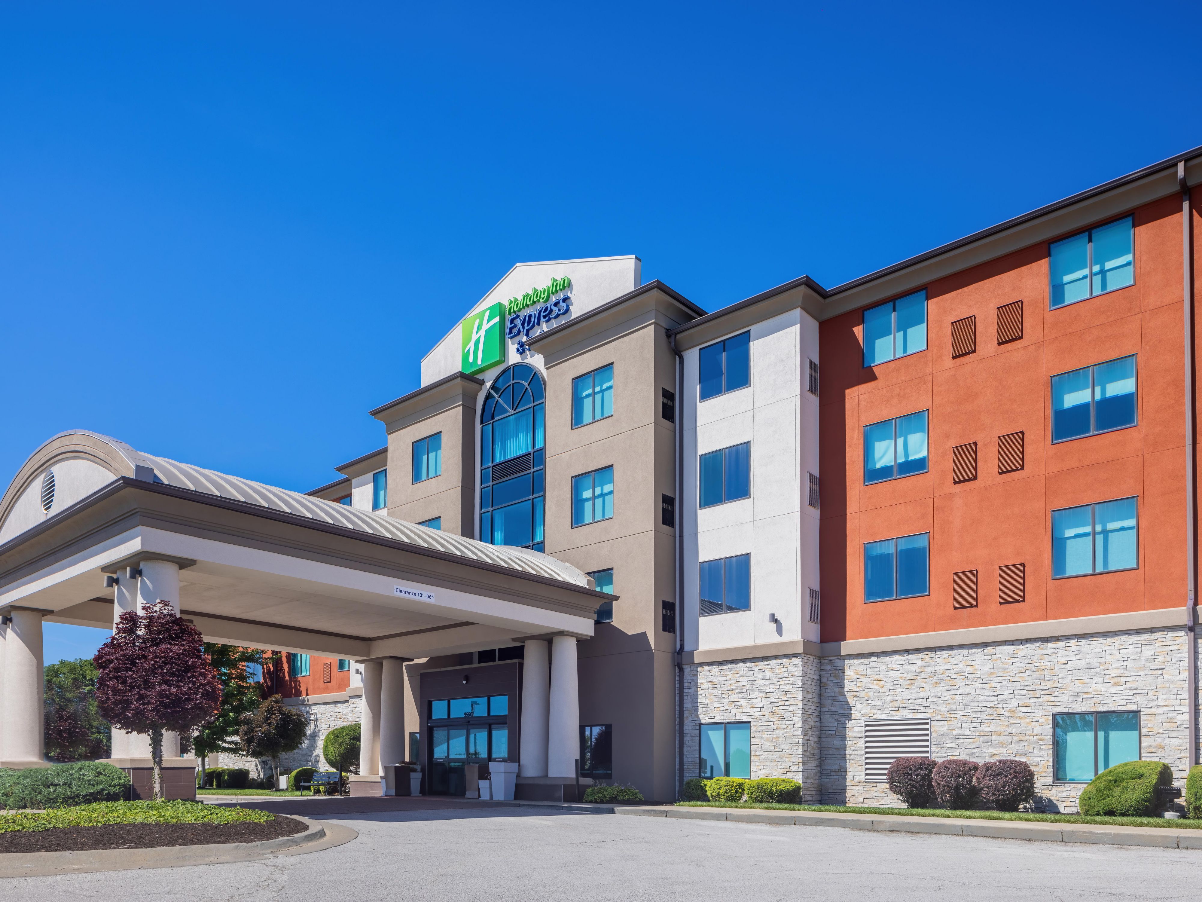 Holiday Inn Express & Suites KCI/MCI