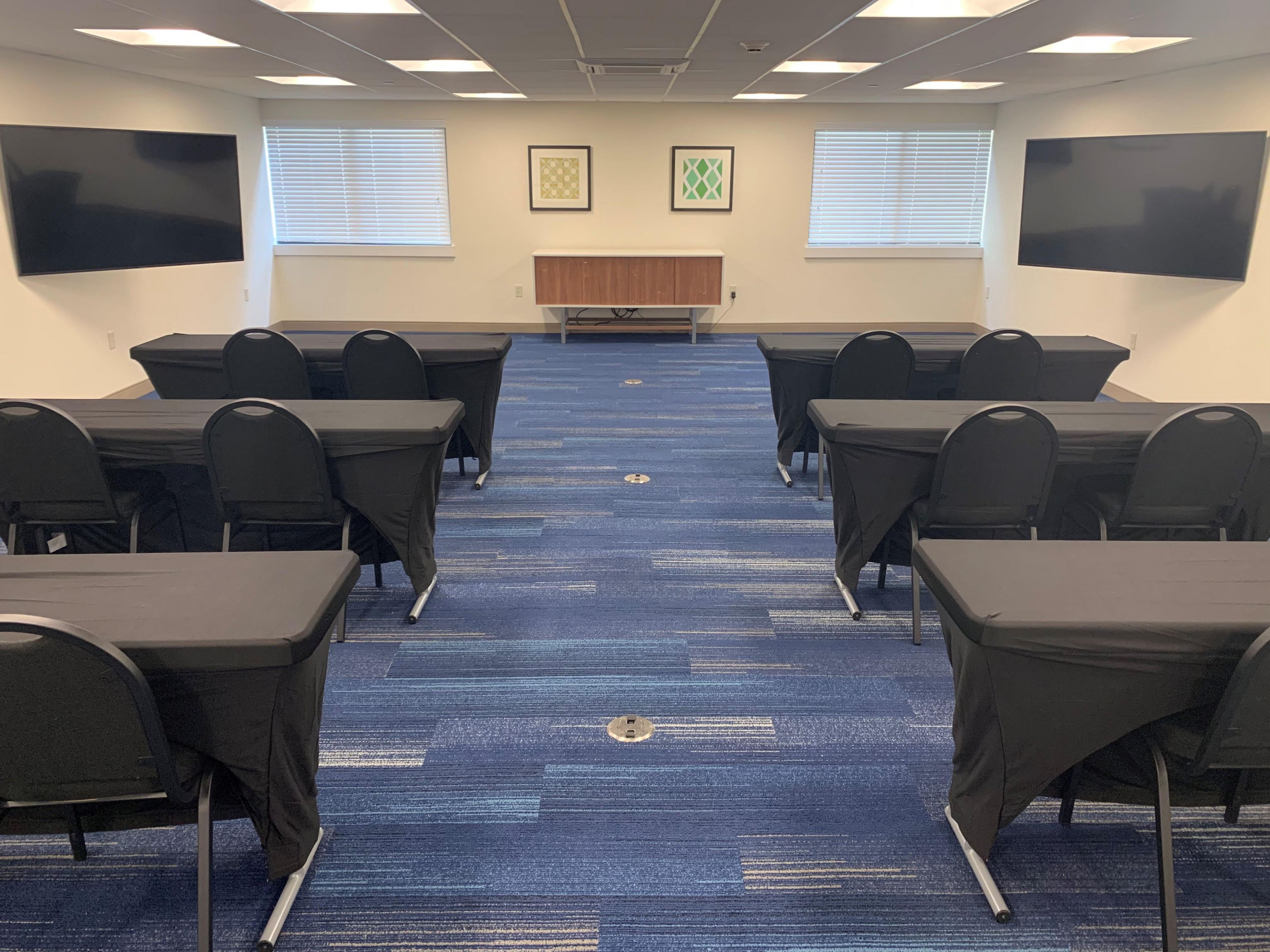Book your next meeting or event in our DeKalb Room! At 1,160 sq. ft. and equipped with four 65" televisions, we can make your next meeting an easy success!
