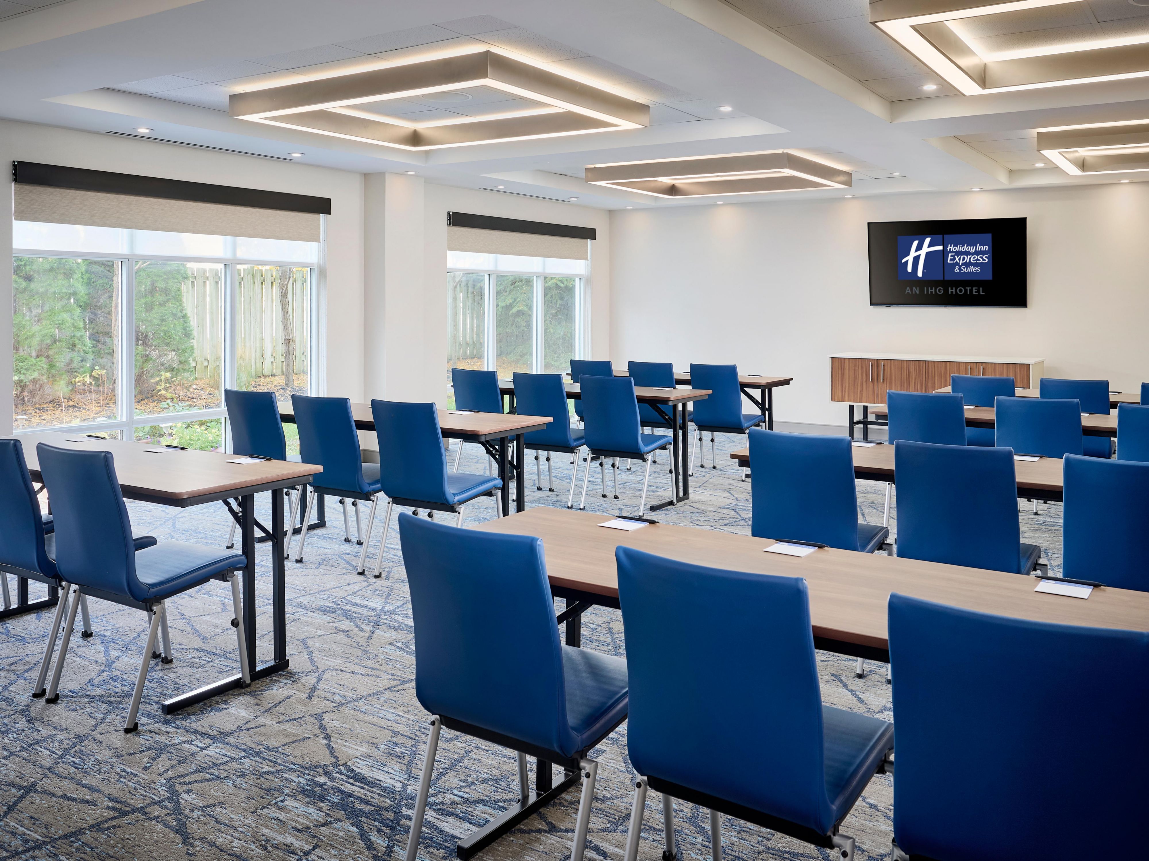 The Deer Ridge room is a spacious 912 Sq Ft meeting room accommodating up to 30ppl. Ideally located on the ground floor adjacent to the outdoor patio, the Deer Ridge room offers an alternative to the everyday four walls. The oversized windows from the floor up, provide natural lighting, generating a more open space feeling. We will meet you there!