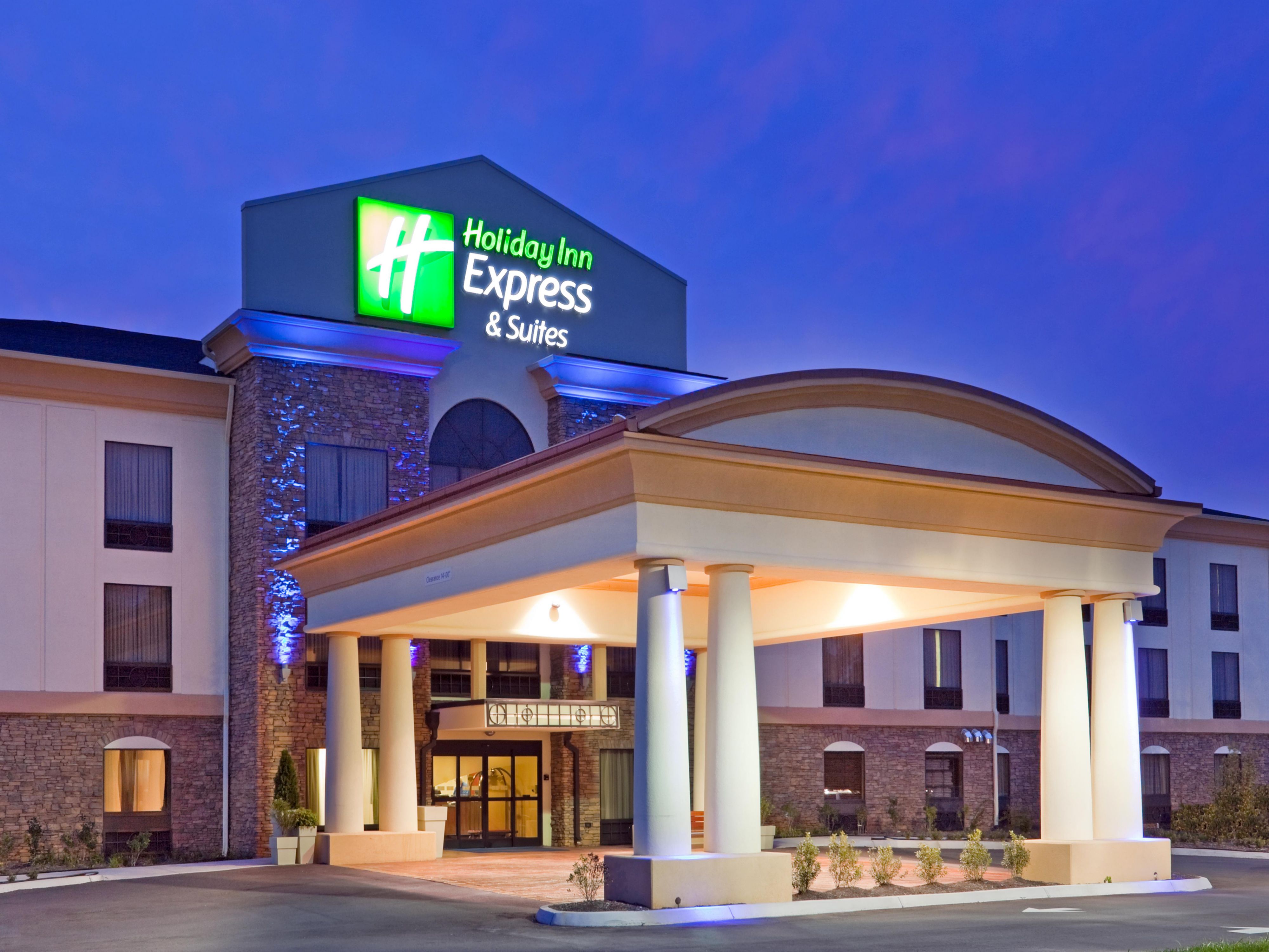 Our prime location gives easy access to downtown Knoxville, Oak Ridge, and Lenoir City. We are just minutes from Knoxville Airport, Neyland Stadium at the University of Tennessee, and Turkey Creek Shopping. Families can enjoy the nearby Knoxville Zoo or explore Tennessee's rich history at the many surrounding museums.
