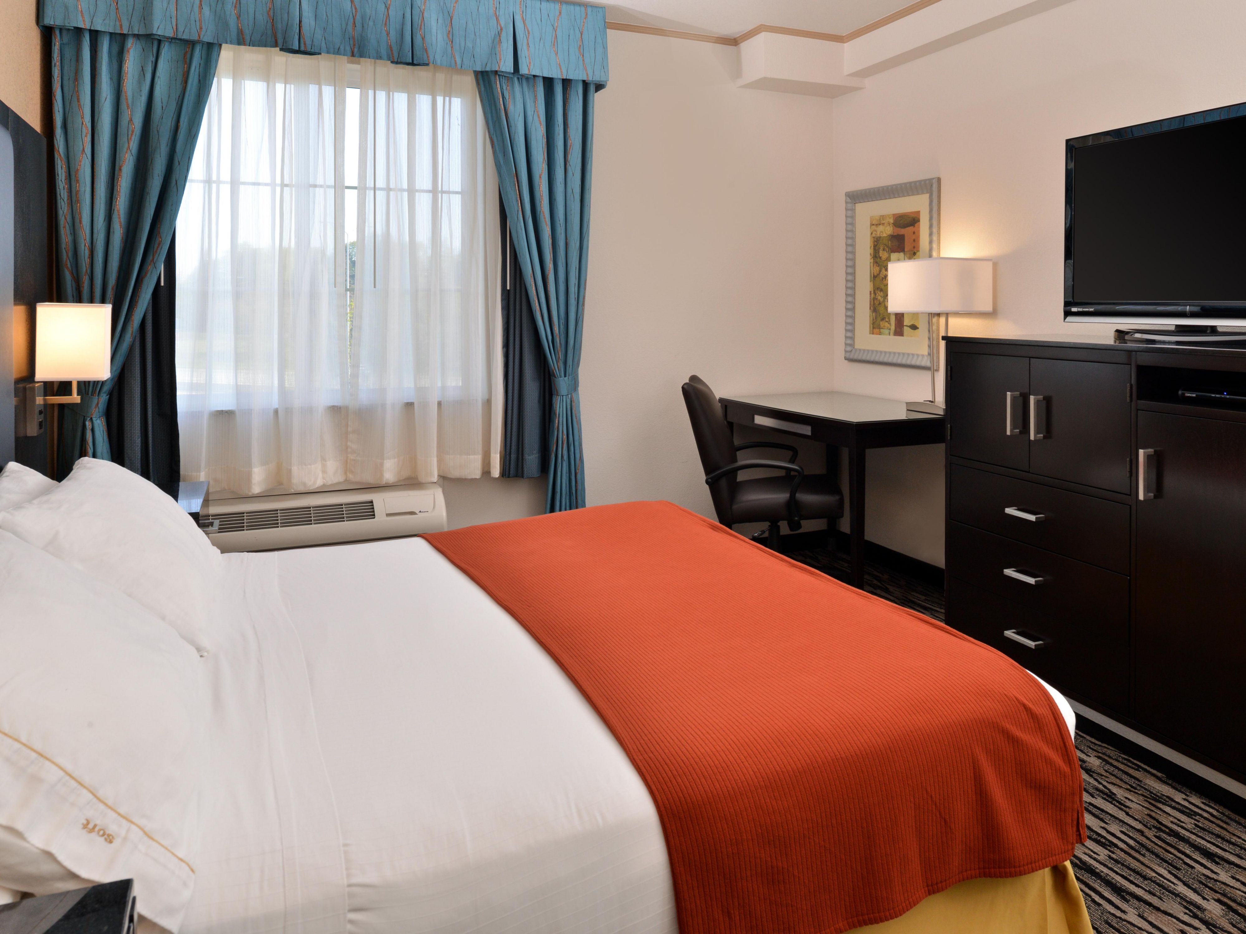 Tacoma South Lakewood Hotel King Bed Guest Room