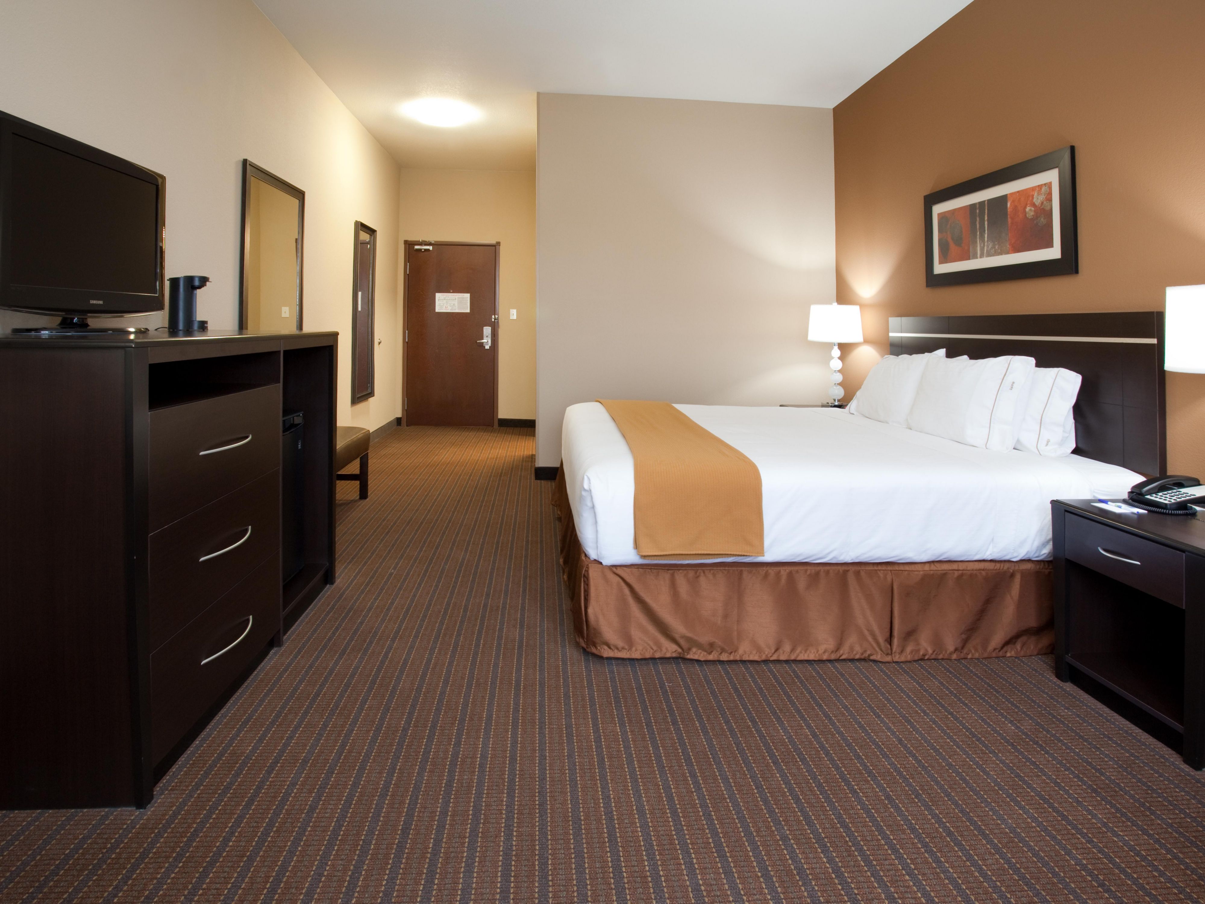 A oversized room with one King Size Bed at our Lamar hotel.