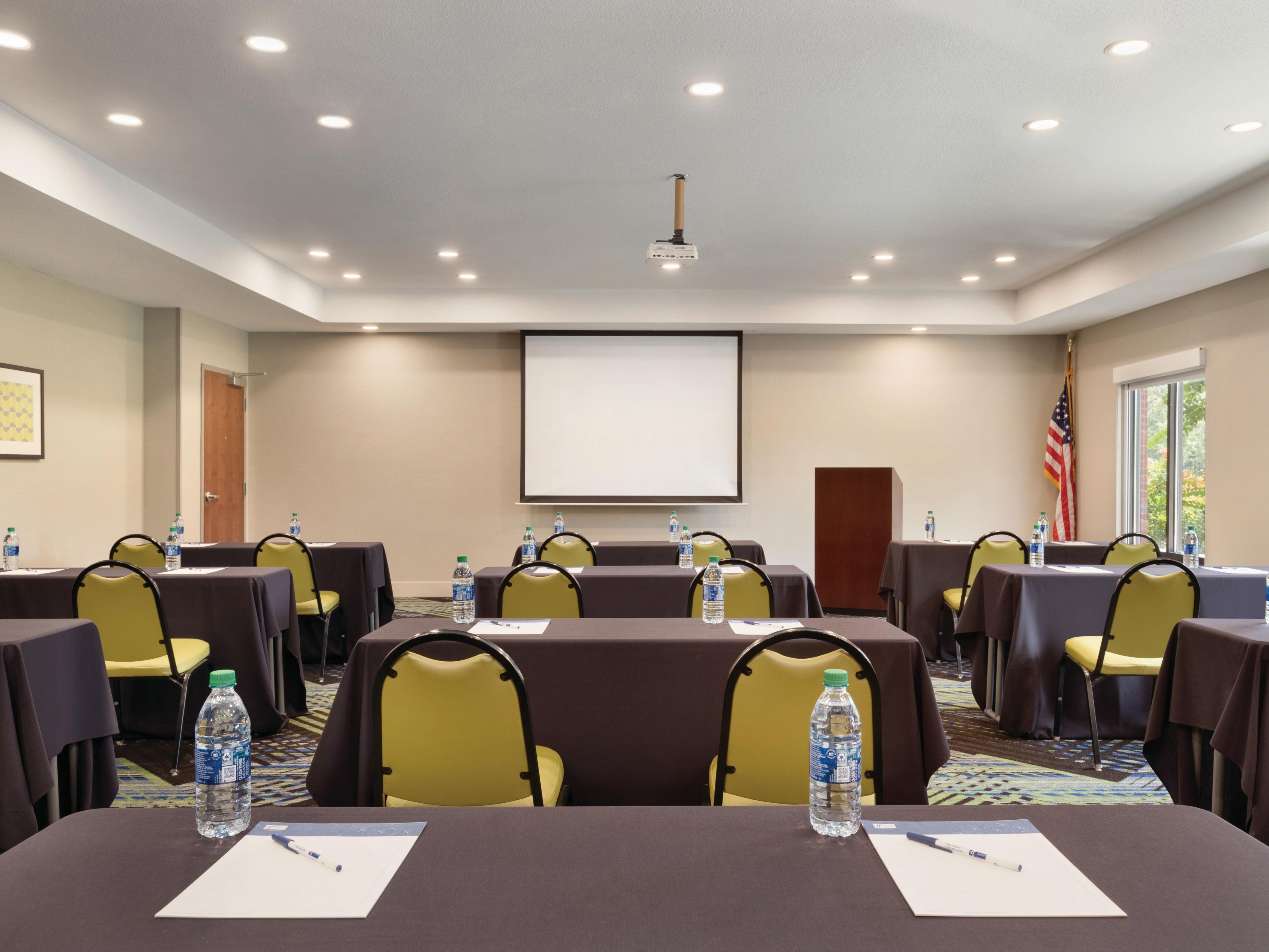 The Holiday Inn Express and Suites Lavonia boasts 1025 square feet of modernly appointed meeting space. The space can accommodate up to 100 meeting attendees depending on the style or layout of event space. Call now to book your next event!