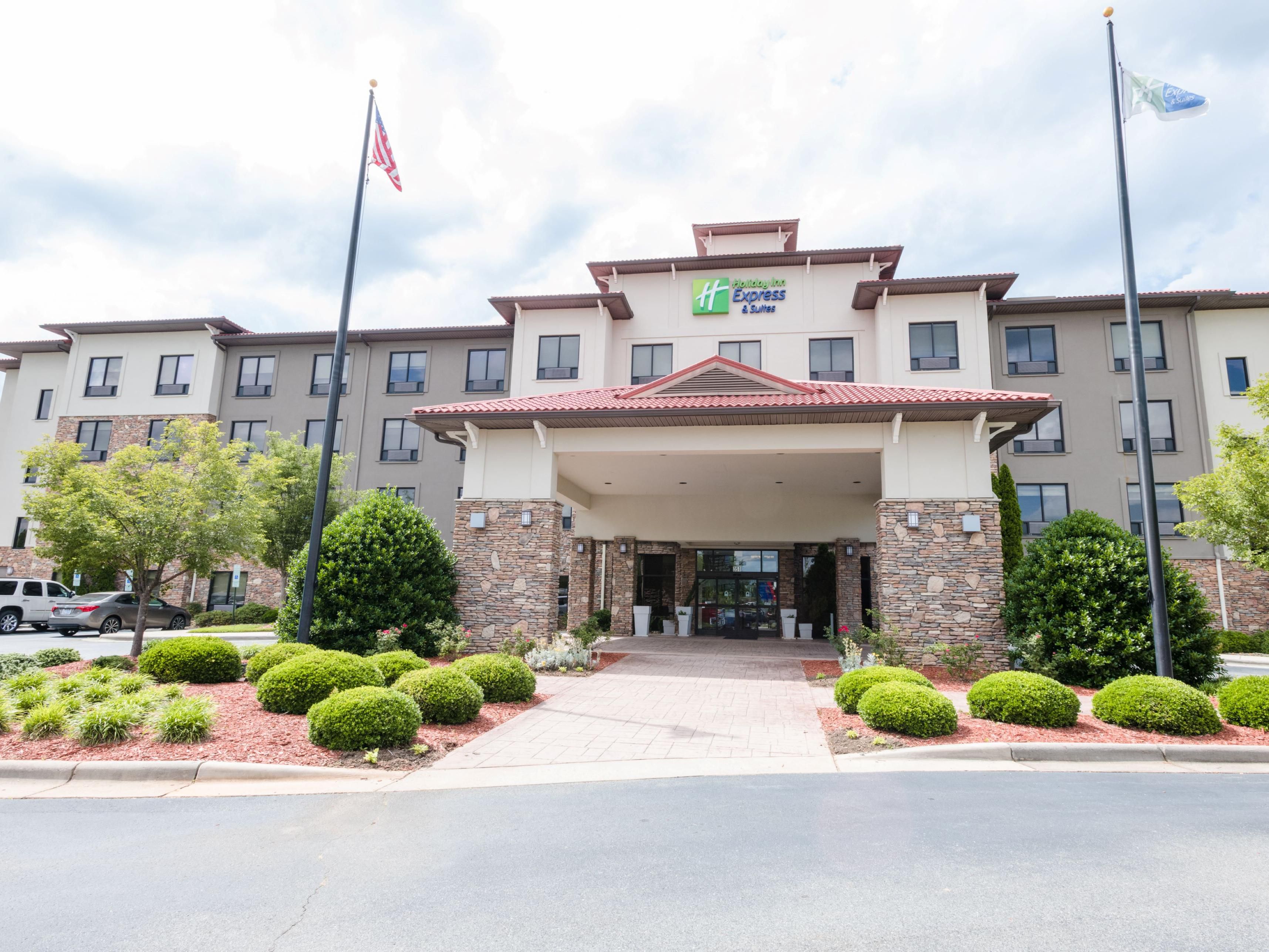 Bring your furry friends along to our pet-friendly hotel in Lexington, NC! Enjoy comfortable accommodations, scenic vineyard views, and easy access to walking areas. Whether you’re exploring downtown or relaxing at the hotel, your pets are always welcome.