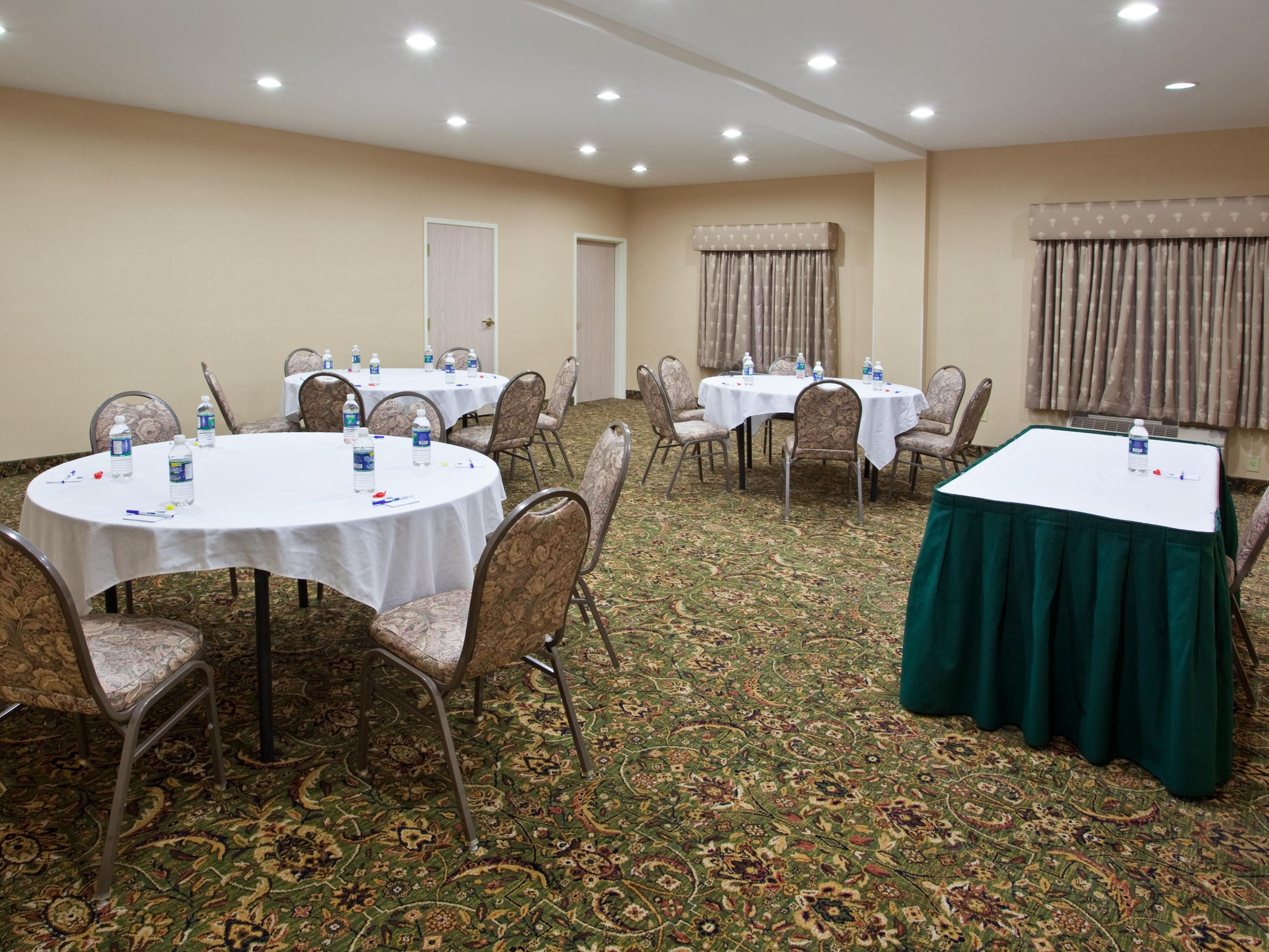 Host business meetings, plan a small reception in our newly renovated meeting room. For more information, please contact our sales office.
