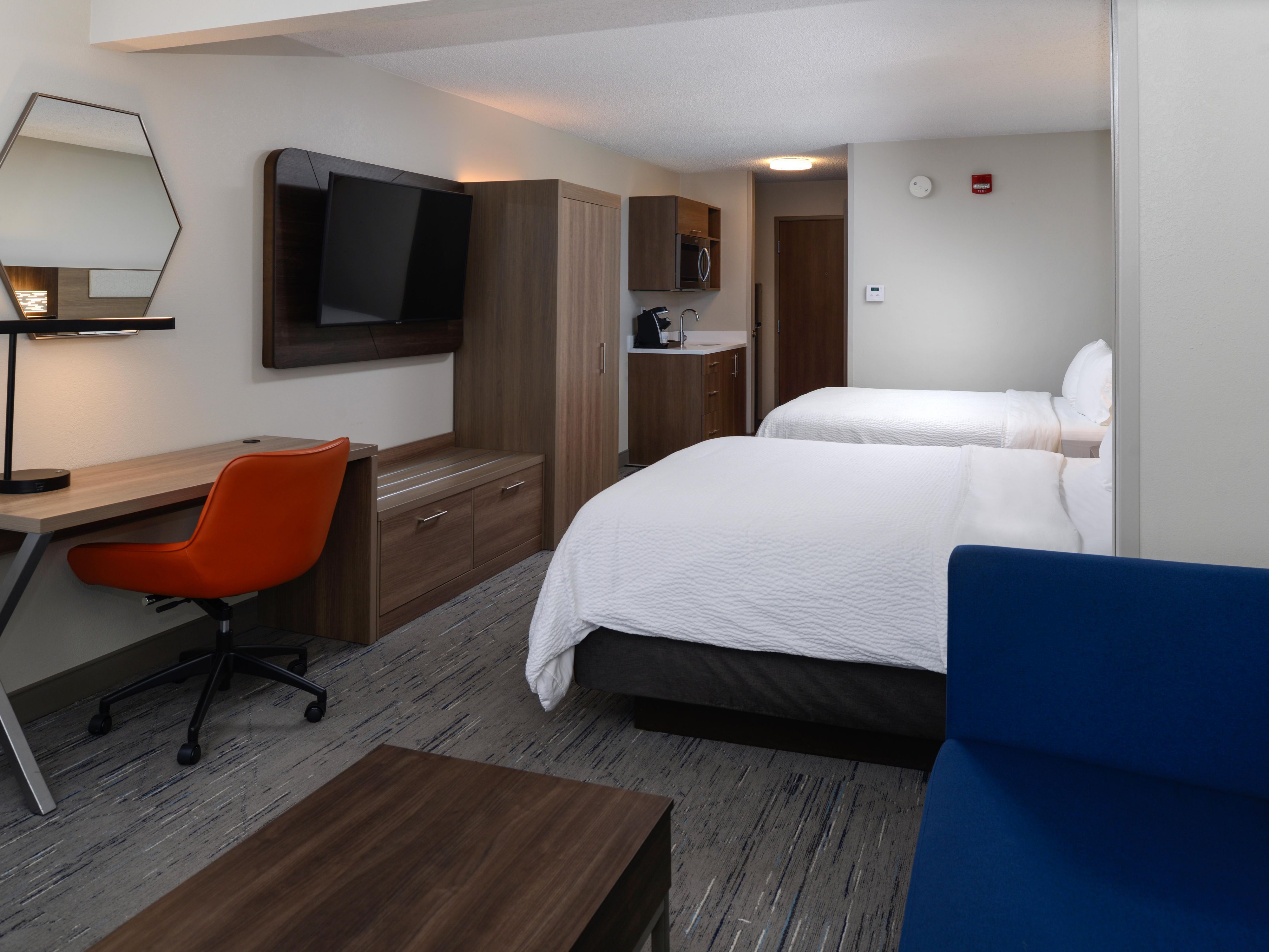 Spacious Queen Suite with Large Fridge and Microwave