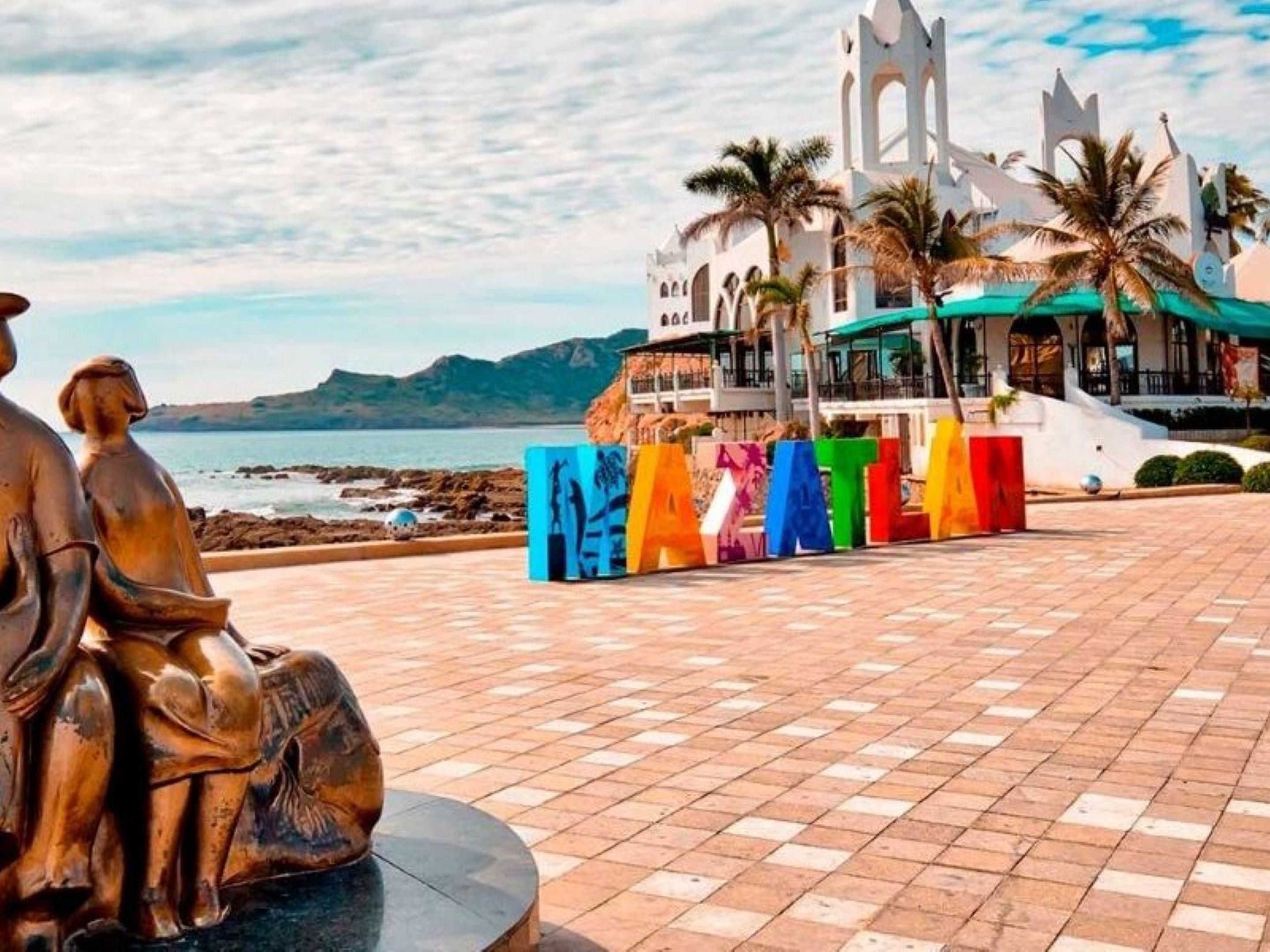 combina naturaleza, ejercicio y aventura. 
The Mazatlán Lighthouse is one of the highest natural lighthouses in the world, located on a rocky hill that rises impressively to 150 meters above sea level, offering a spectacular panoramic view. The hike to the top is an experience in itself, accessed by a scenic trail that combines nature and exercise