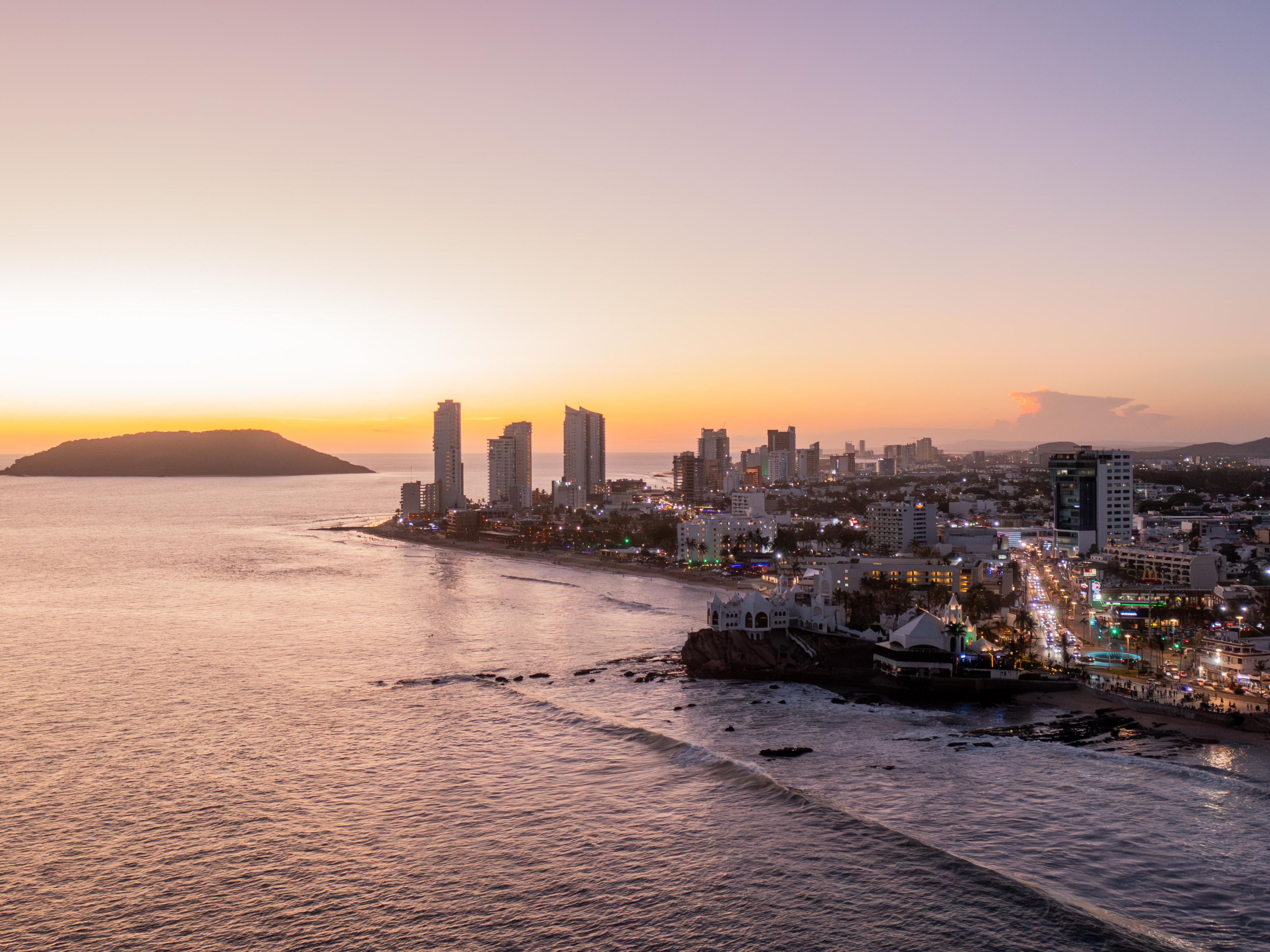 The sunset in Mazatlán is a natural spectacle that captivates all the senses. As the sun begins to descend over the horizon of the Pacific Ocean, the sky is painted in warm tones—deep oranges, soft pinks, and brilliant golds—that reflect on the calm sea, creating the perfect moment to relax.