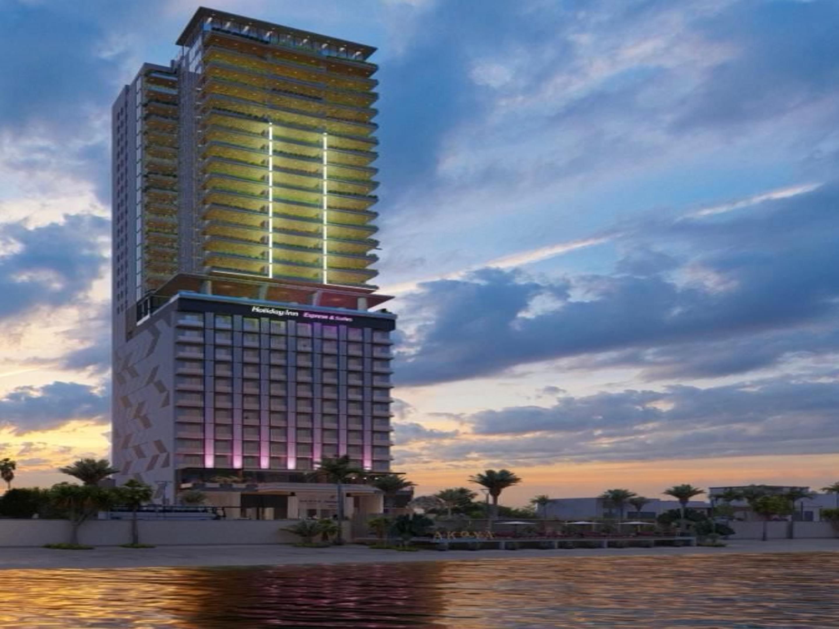 Enjoy a unique and authentic experience with a ride in a "pulmonía," the iconic vehicle typical of Mazatlán, Sinaloa. These charming open-air vehicles, similar to golf carts, let you tour the city with the wind in your face, while you take in the beauty of the Malecón, the Historic Center, or the beaches of the Pacific.