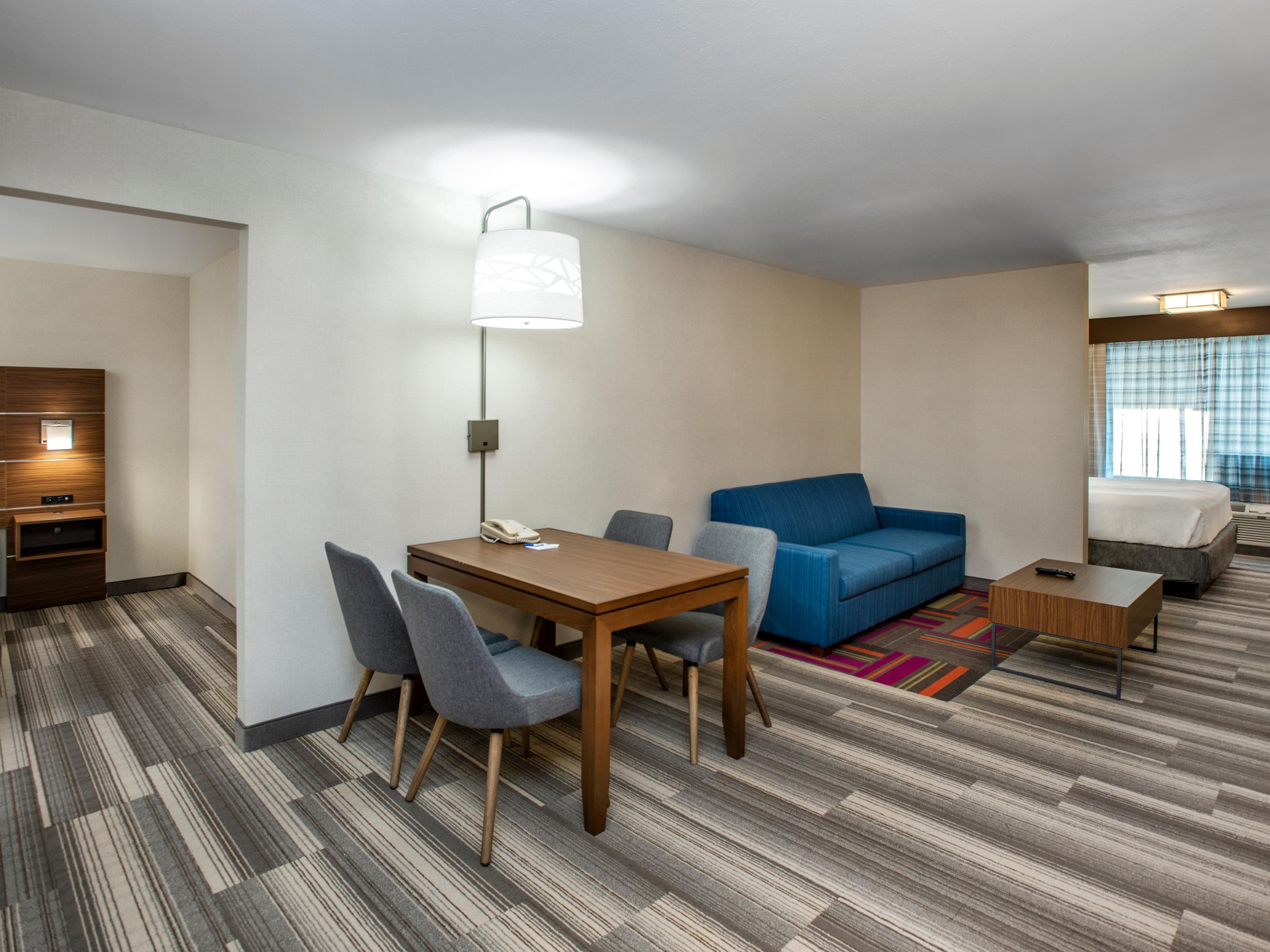 Looking for more space? We have you covered! Our newly renovated hotel offers a variety of spacious suites perfect for families. Choose from our Family Suites with King or Queen beds, accommodating up to 8 people, or indulge in the luxury of our Jacuzzi suites. Enjoy ample room to relax and unwind during your travels to Medicine Hat 