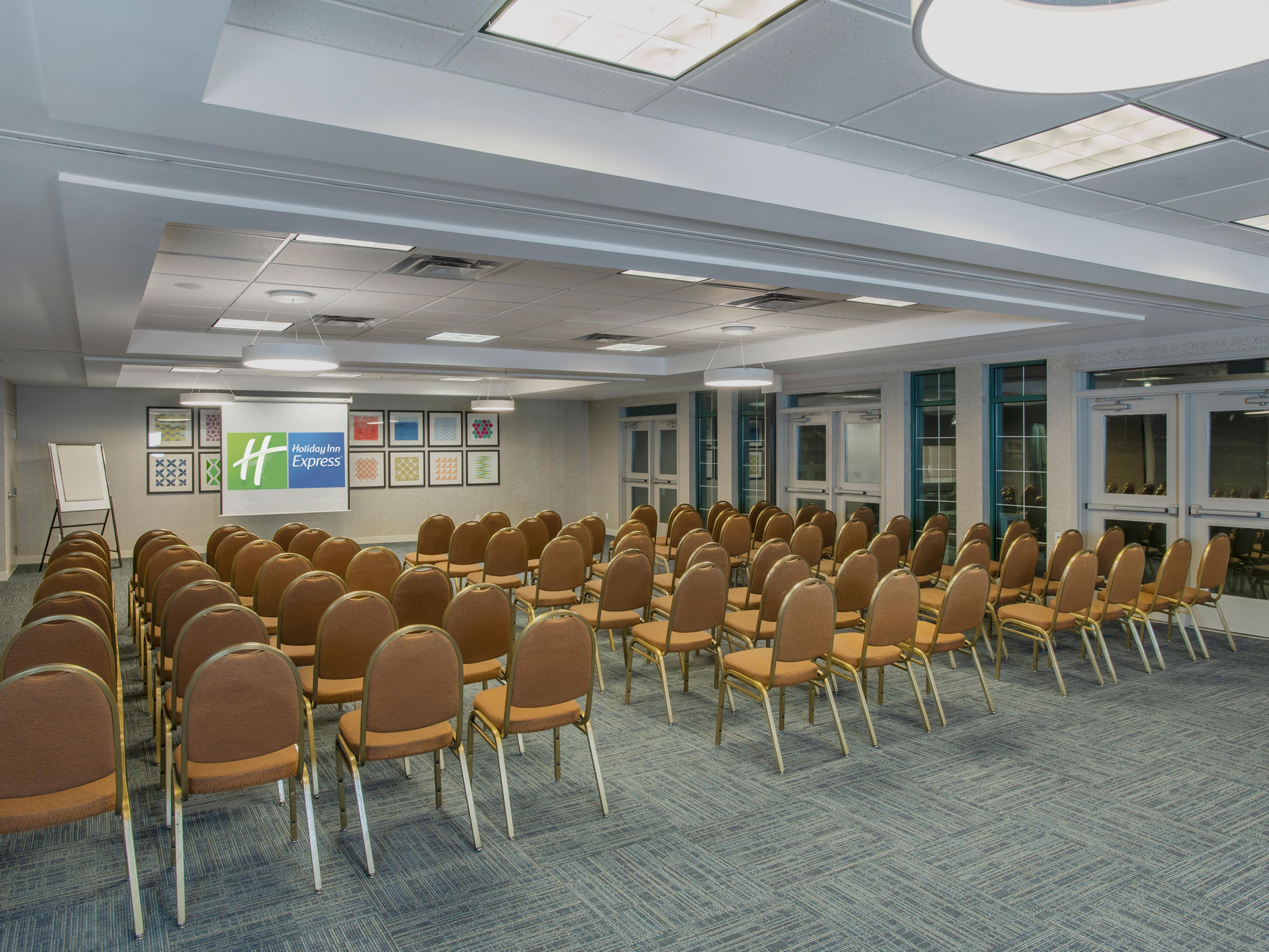 Our meeting space offers 1760 sq ft of flexible space, ideal for business meetings, training sessions, or special occasions. With theater-style seating for up to 100 people, our rooms feature ample natural light and no pillars. Plus, enjoy our redesigned outdoor patio area adjacent to the meeting rooms.