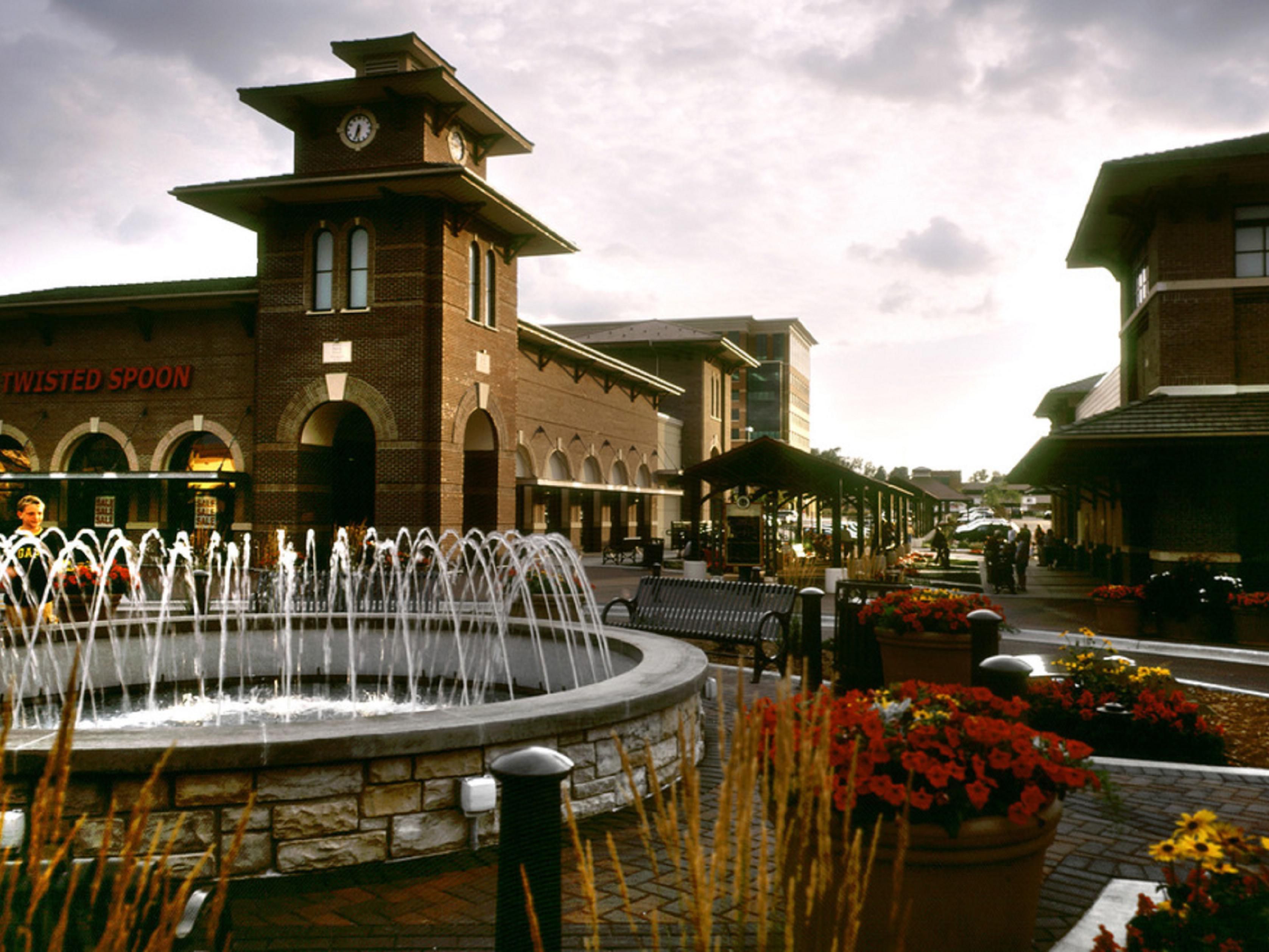 Our hotel is conveniently located less than one mile from the fantastic shopping and dining options on Deming Way near Greenway Station. Explore a variety of popular stores, local boutiques, and delicious restaurants just moments away, making it easy to enjoy the best of Middleton’s vibrant shopping and dining scene.