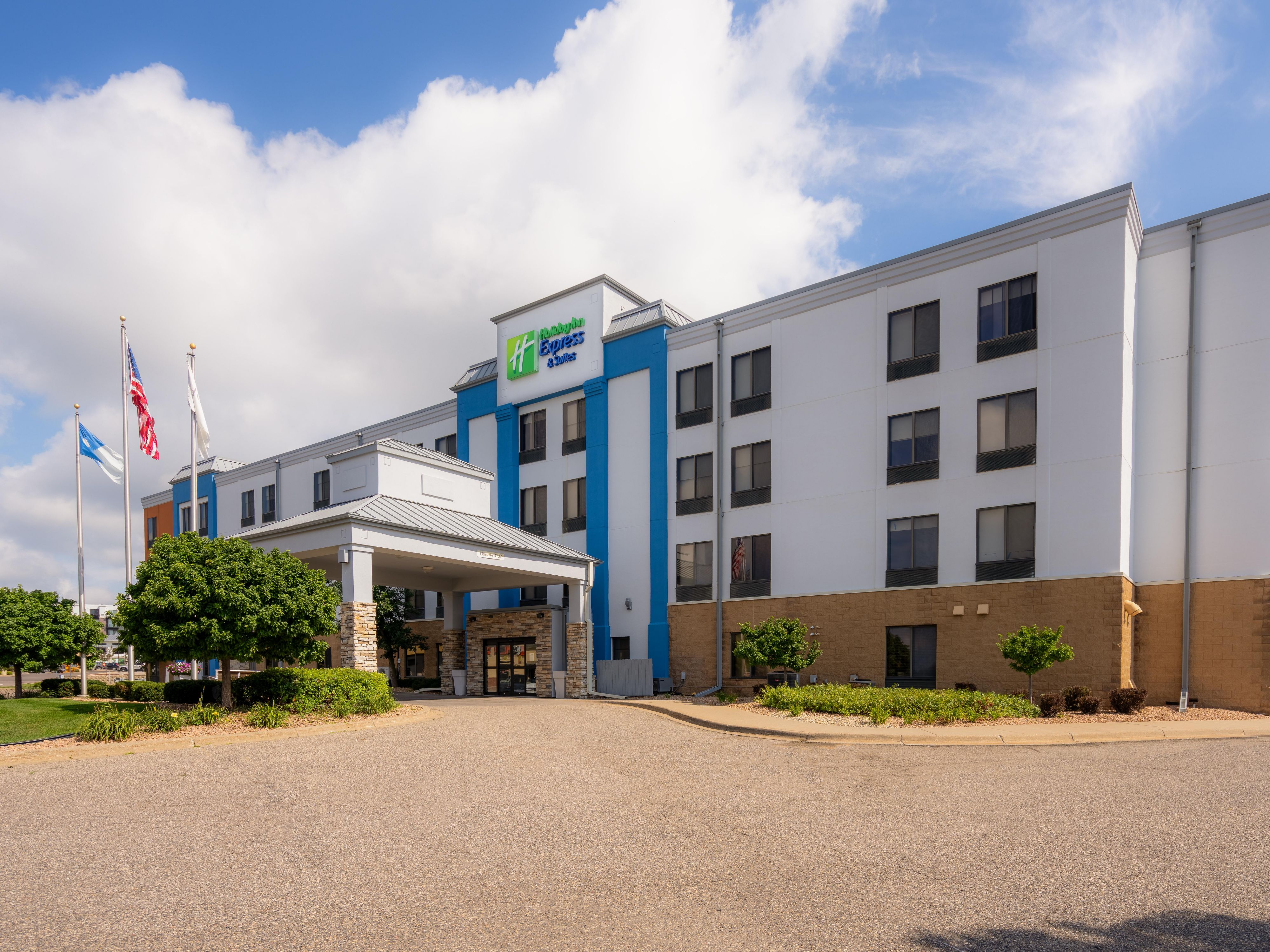 Welcome to Holiday Inn Express Minnetonka!