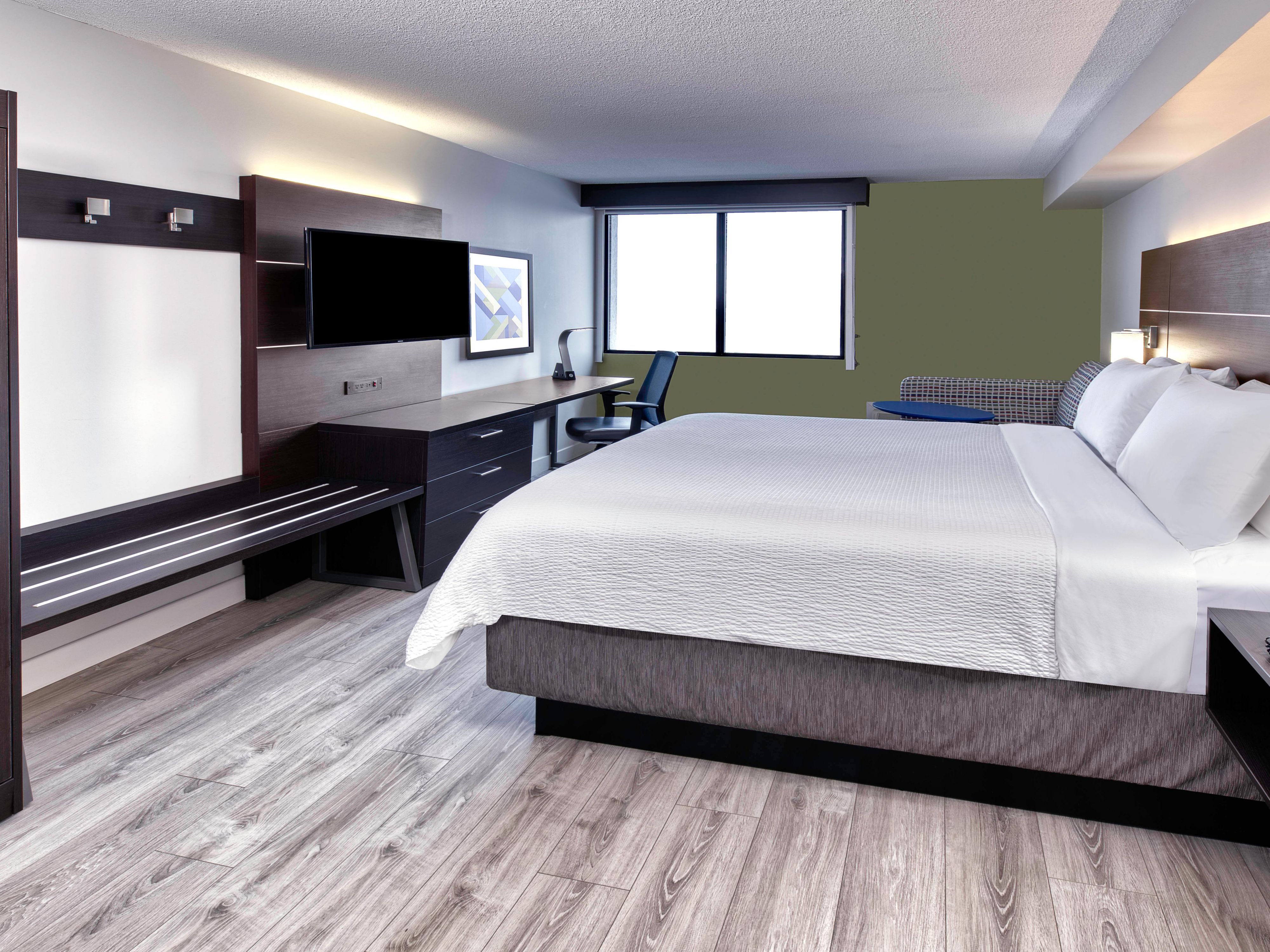 Enjoy productivity & relaxation with our Executive Rooms available at our hotel in Mississauga, tailored specifically for the discerning business traveler. These rooms are designed to enhance your business experience while ensuring you have all the comforts of home.