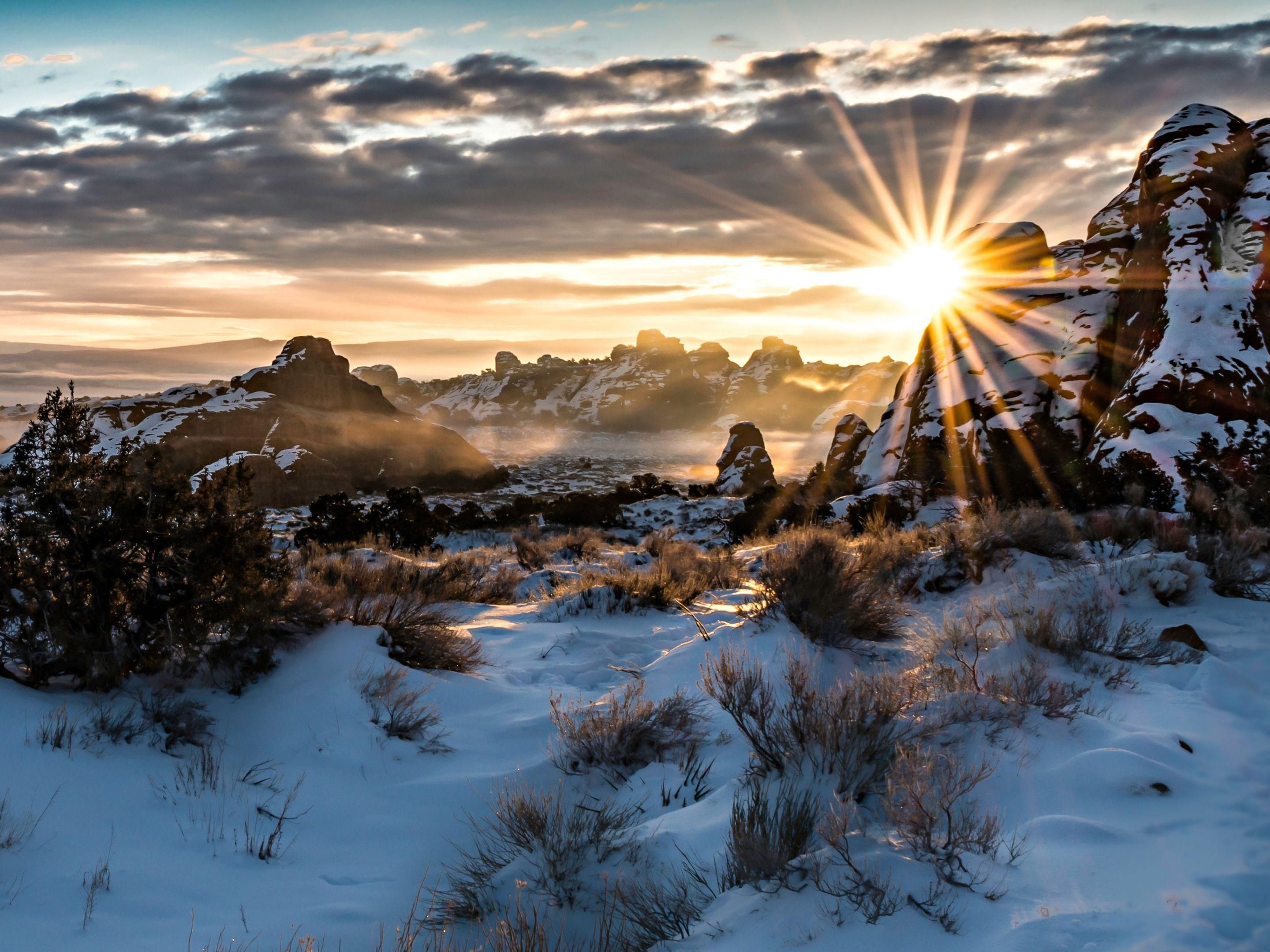 Discover the quiet beauty of Moab in winter. Fewer crowds, crisp desert air, and snow-dusted red rocks make this season unforgettable. Cozy up at our hotel near Arches National Park and explore scenic drives, local shops, and outdoor adventures all season long.