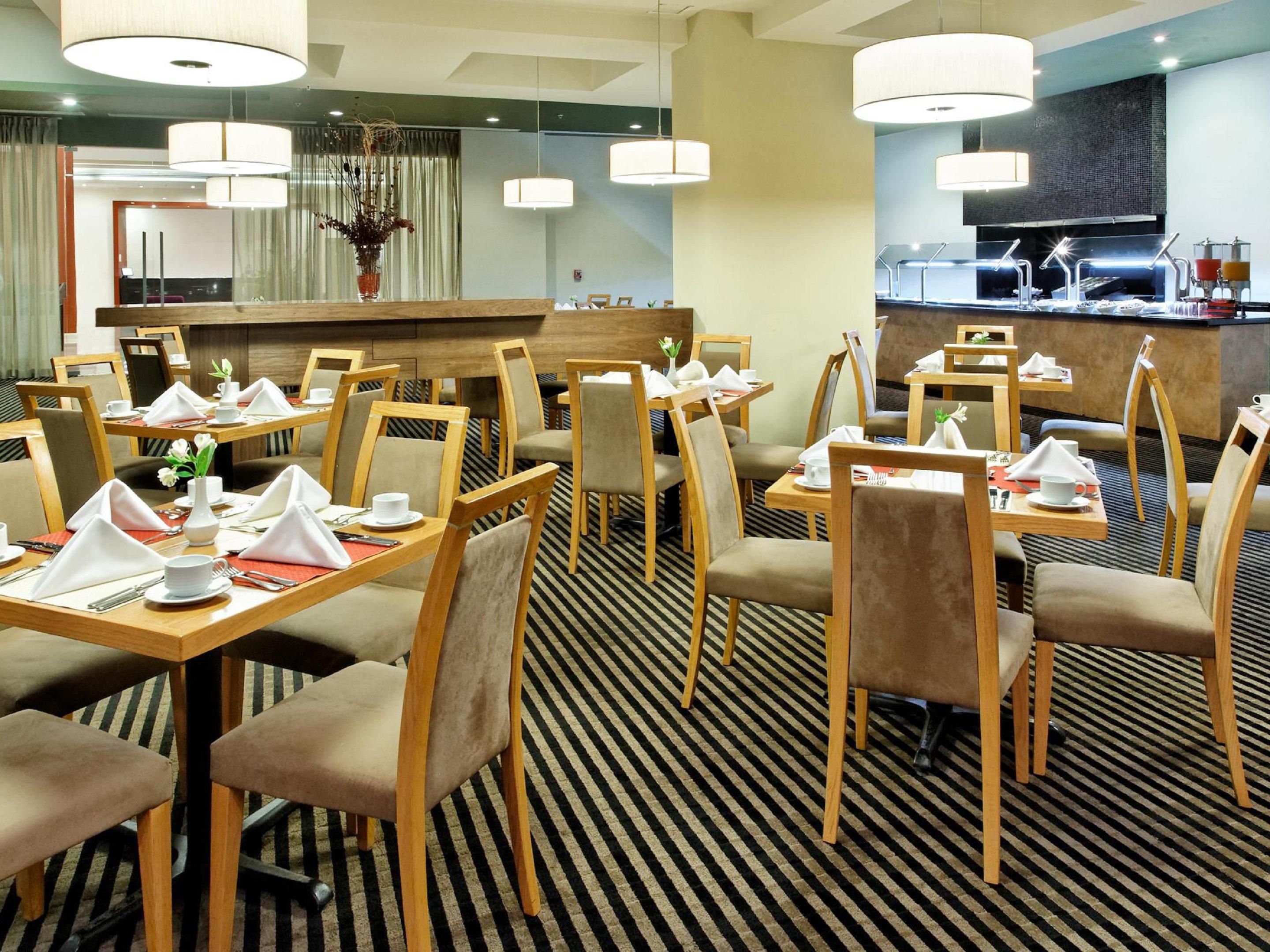 As one of the few international restaurants in the area, Florinda's Restaurant located at Crowne Plaza Monterrey Aeropuerto, presents classic American comfort with a unique twist and exquisite quality, offering you an exclusive dining experience.
Room Services 24 hours.