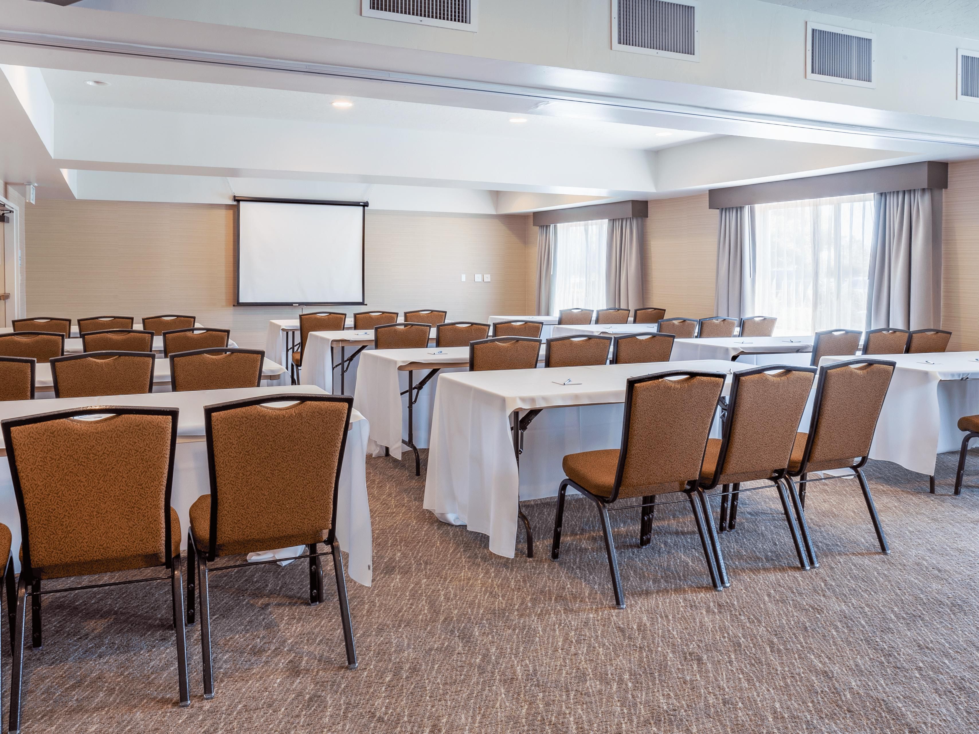 With over 4,000 square feet of flexible banquet space, our Atrio di Vino and adjoining meeting rooms can be transformed into the perfect environment for any occasion. Whether you're hosting a business meeting or a once-in-a-lifetime celebration, our in-house event planner is here to assist you every step of the way.