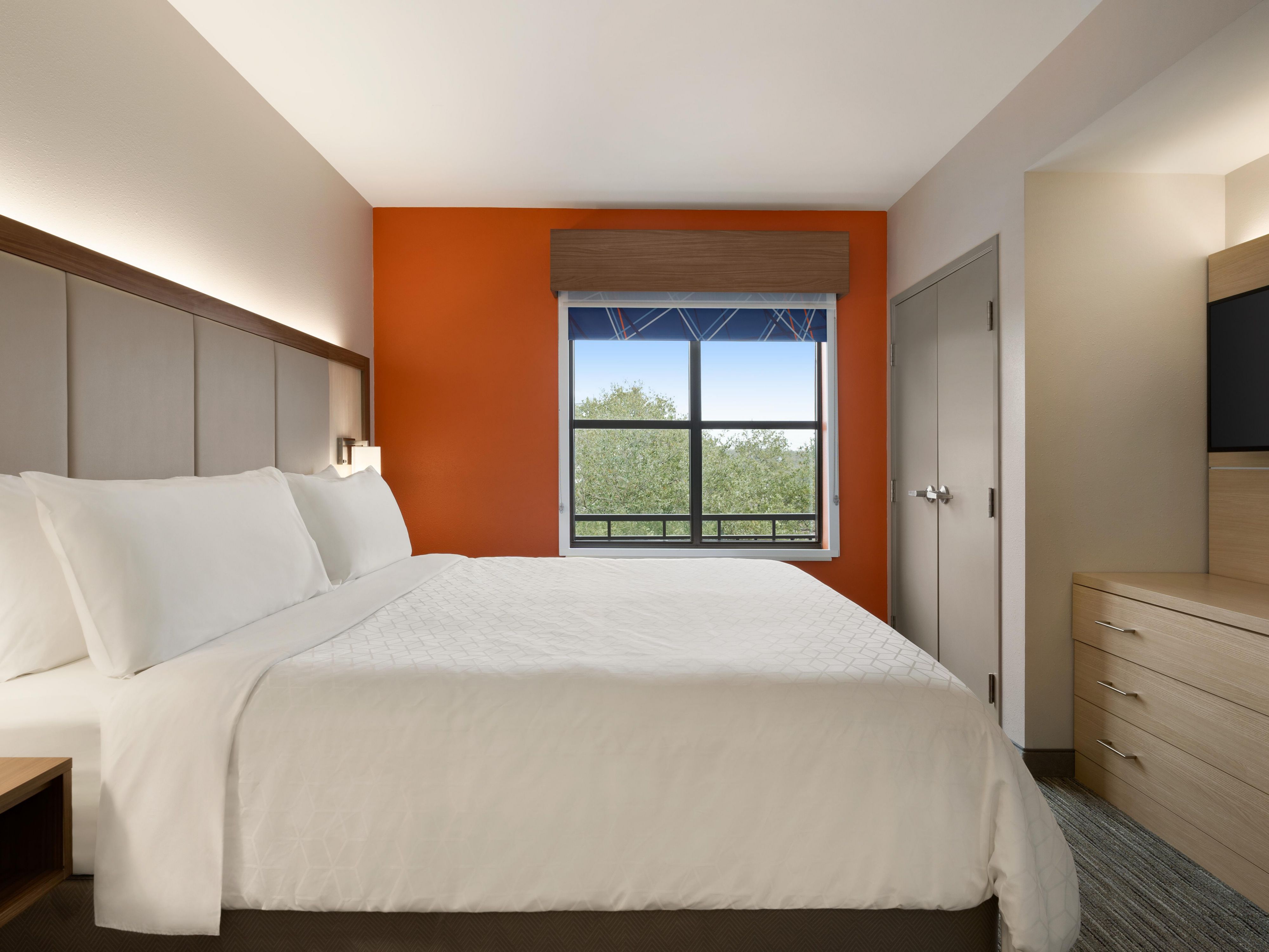 We are pleased to announce that stayover service has returned for all future reservations, this will include daily trash removal, restocking of towels and bathroom amenities, as well as making the bed.