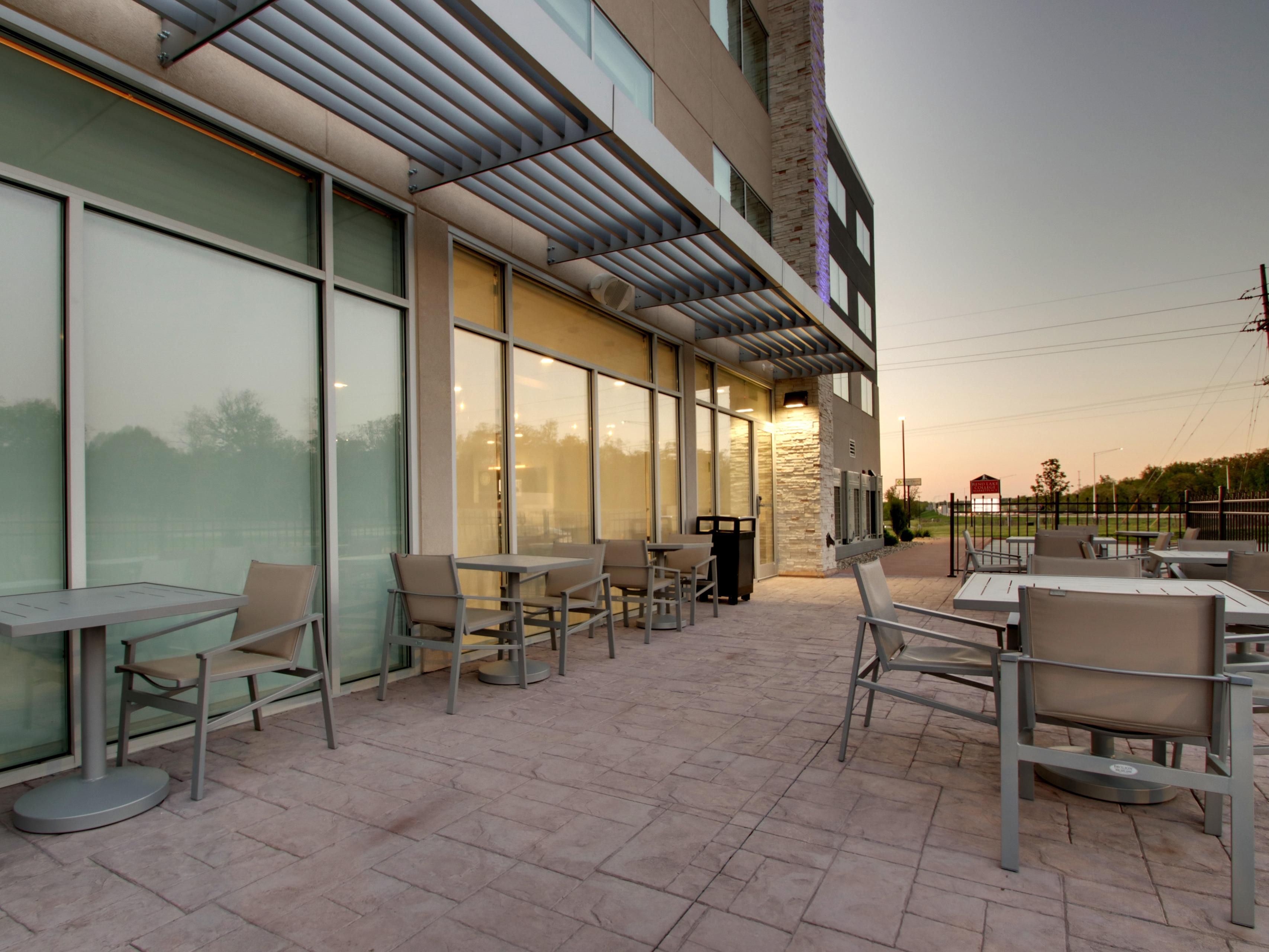 Grab your a quick bite to eat at one of the near by restaurants such as Buffalo Wild Wings or Show Down Steakhouse & Saloon. 