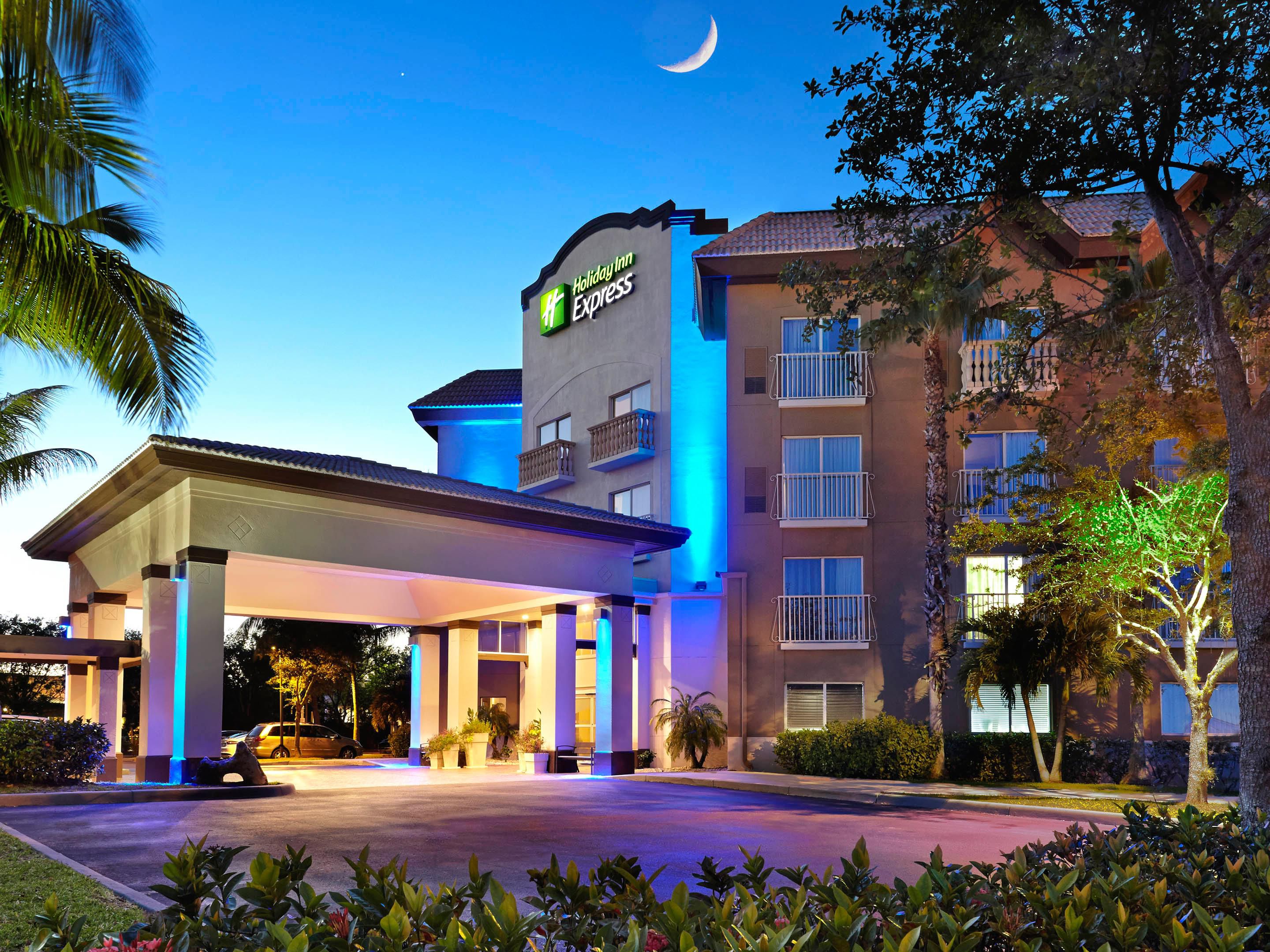 Welcome to our hotel located in the heart of Downtown Naples, FL.