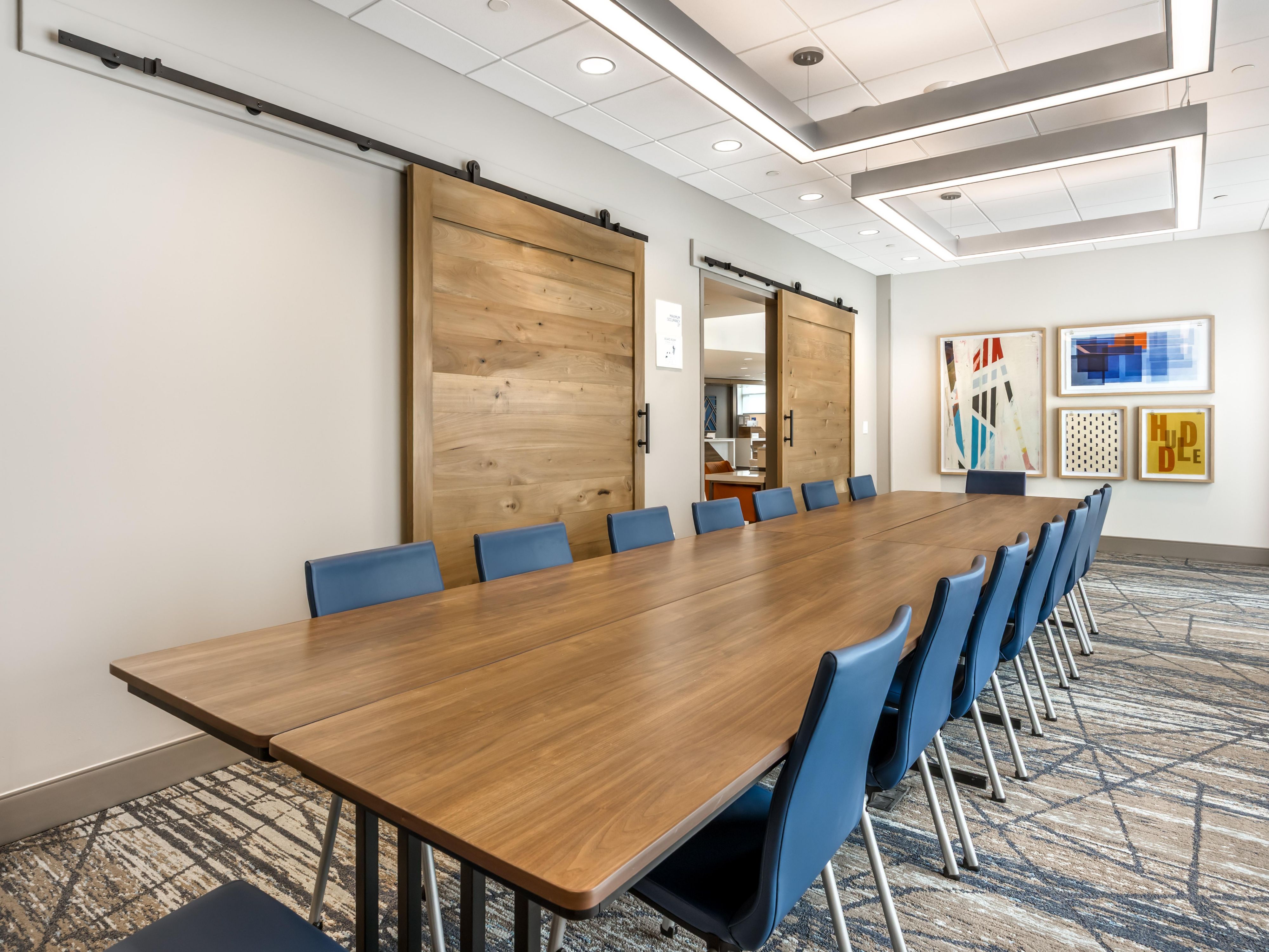 Host your next team meeting or intimate gathering in our thoughtfully designed 400 sq ft event venue in Nashville. Perfect for up to 24 guests, the space offers flexible layouts, comfortable seating, and personalized service, ideal for workshops, presentations, or private celebrations in a modern setting.