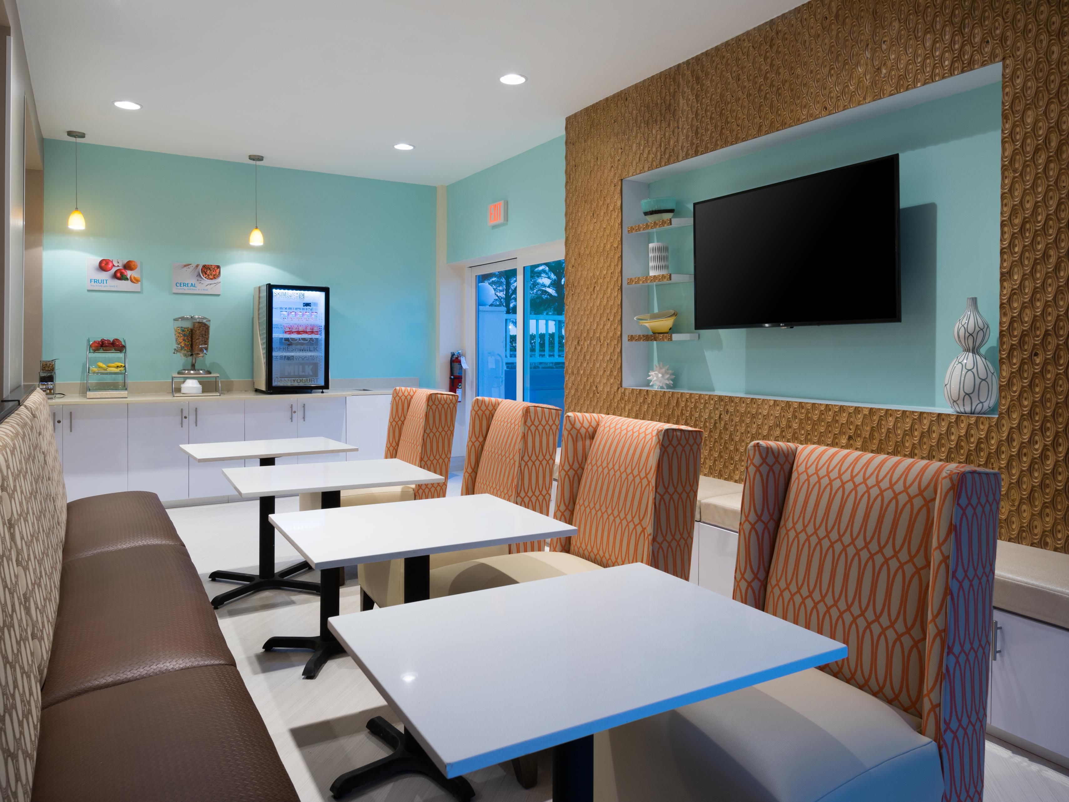 Kickstart your day with our fresh, hot breakfast buffet, offering everything from eggs and bacon to fresh fruit and pastries. Our complimentary breakfast will help you start your day right, so you are ready for whatever the day holds, whether it’s a busy meeting schedule or an exciting local excursion.