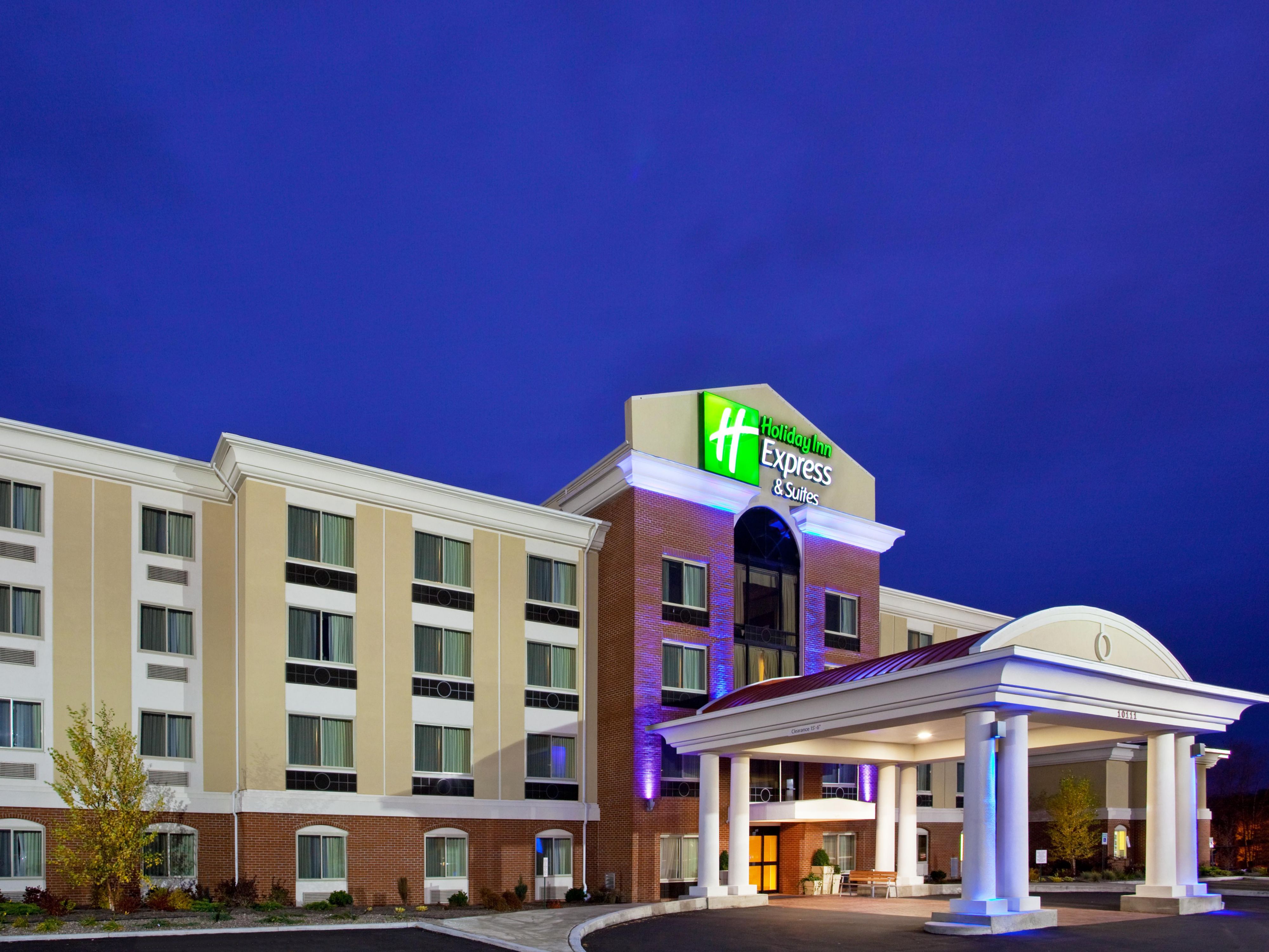 Holiday Inn Express Across from Niagara Falls Airport (IAG)