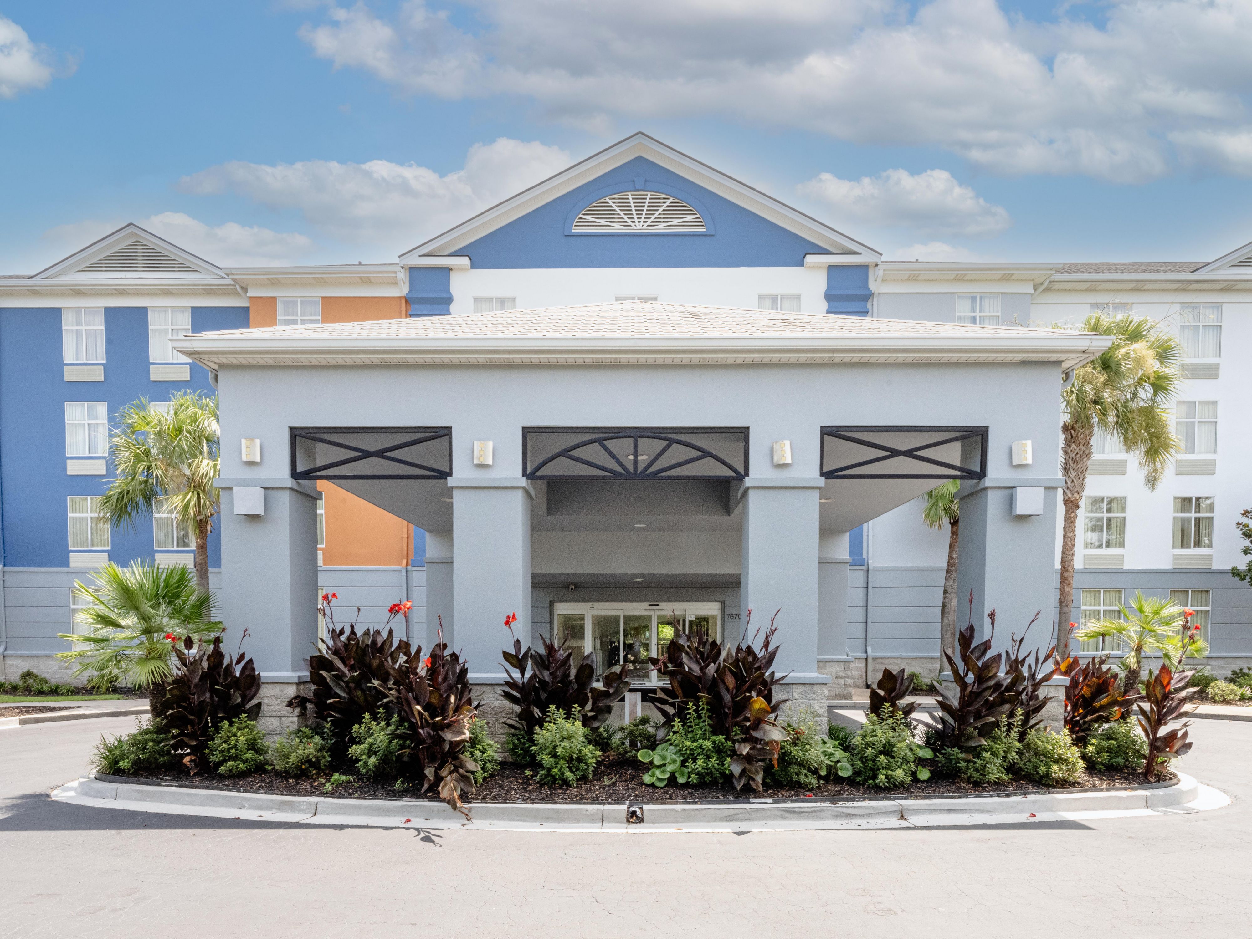 Welcome! We are 7 miles from CHS airport and 15 mins to downtown!