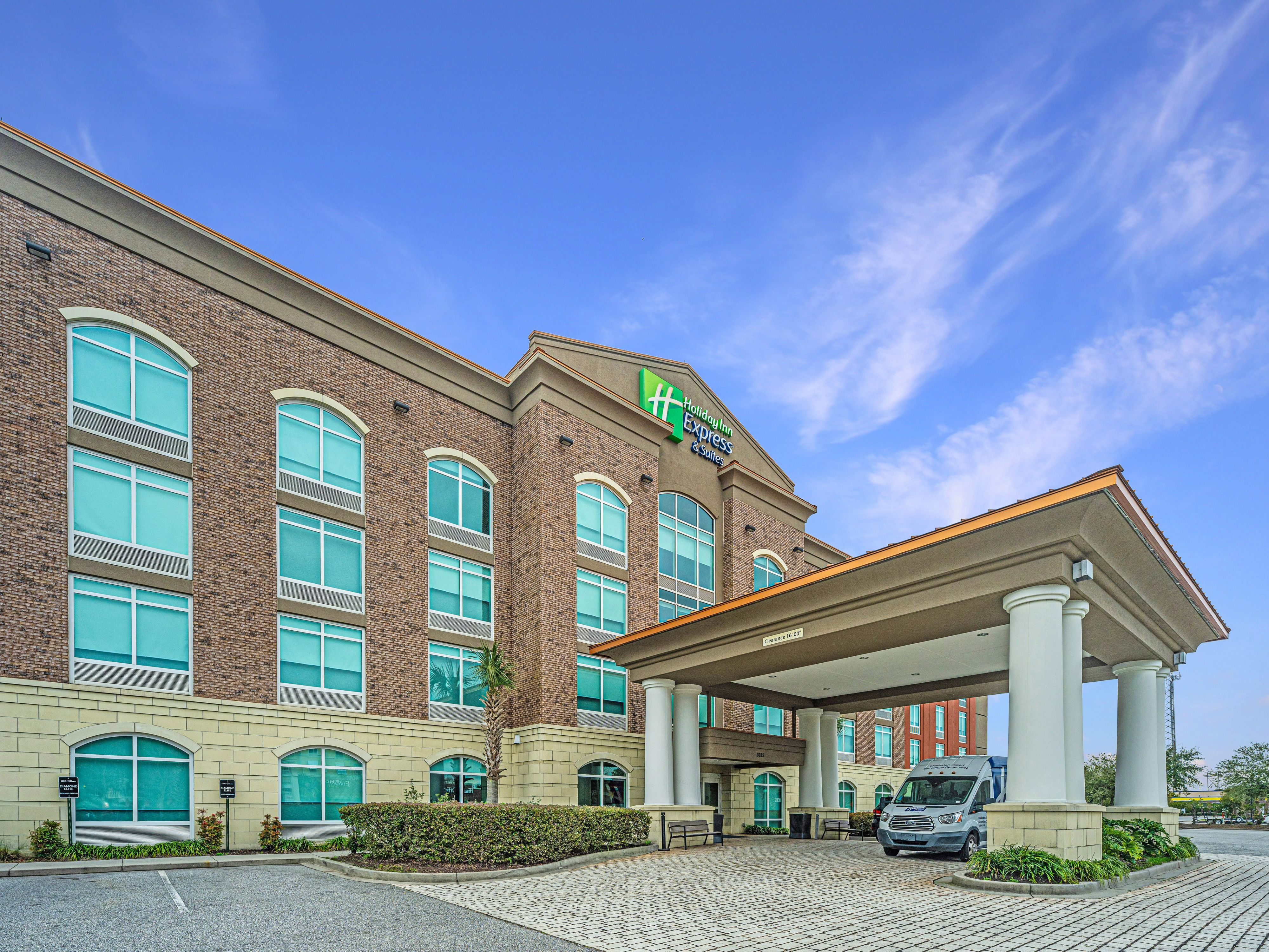 Enjoy the convenience of hassle-free parking at our hotel with complimentary guest parking. Stay with us and don’t worry about driving around to find a parking space or incurring high parking fees. Simply park your car and relax, knowing it's easily accessible throughout your stay.