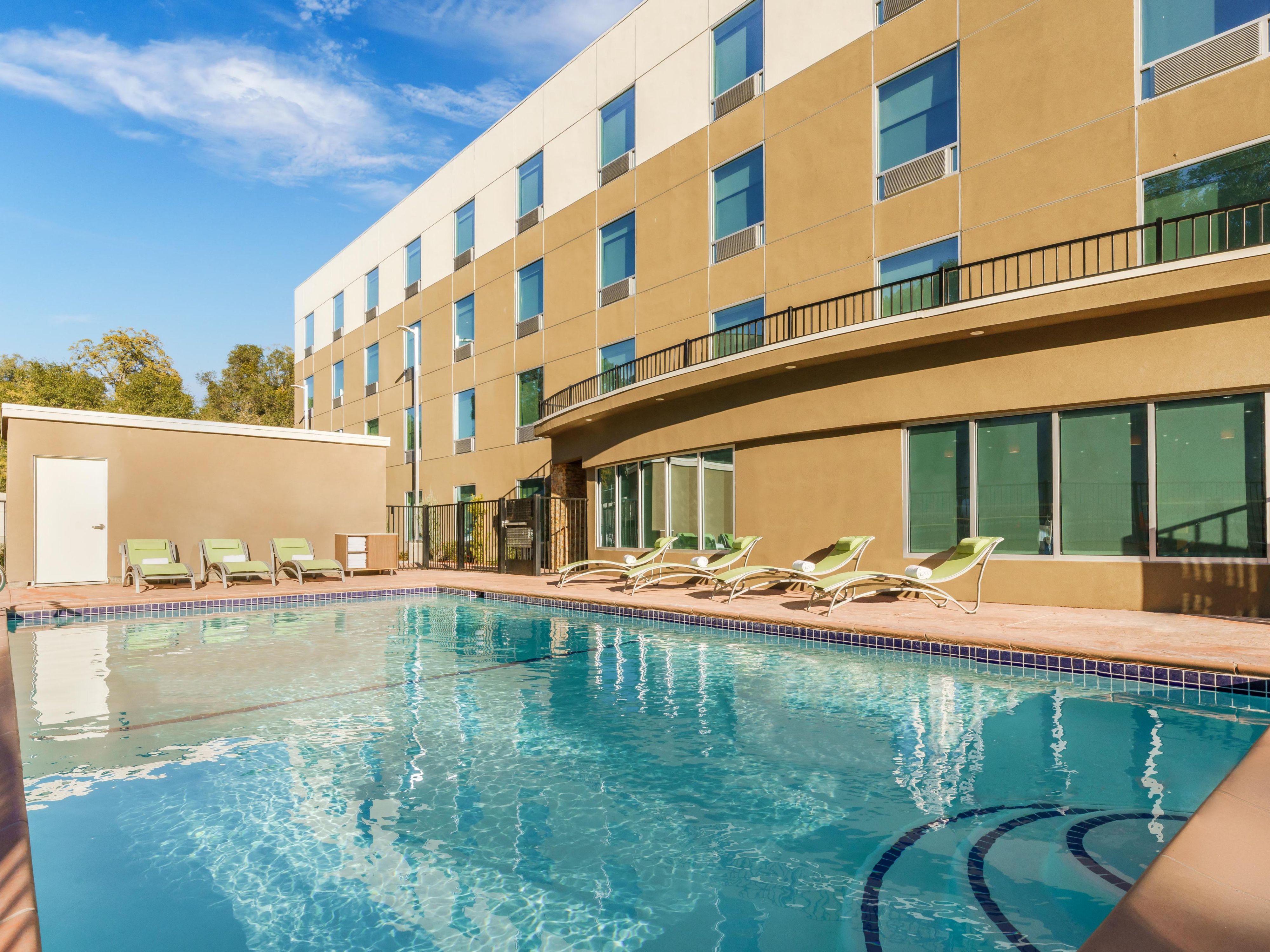 The ideal post-hike recharge. Relax by the pool with stunning Sierra foothills views and soak in the Oakhurst sun after a long day in Yosemite Valley.