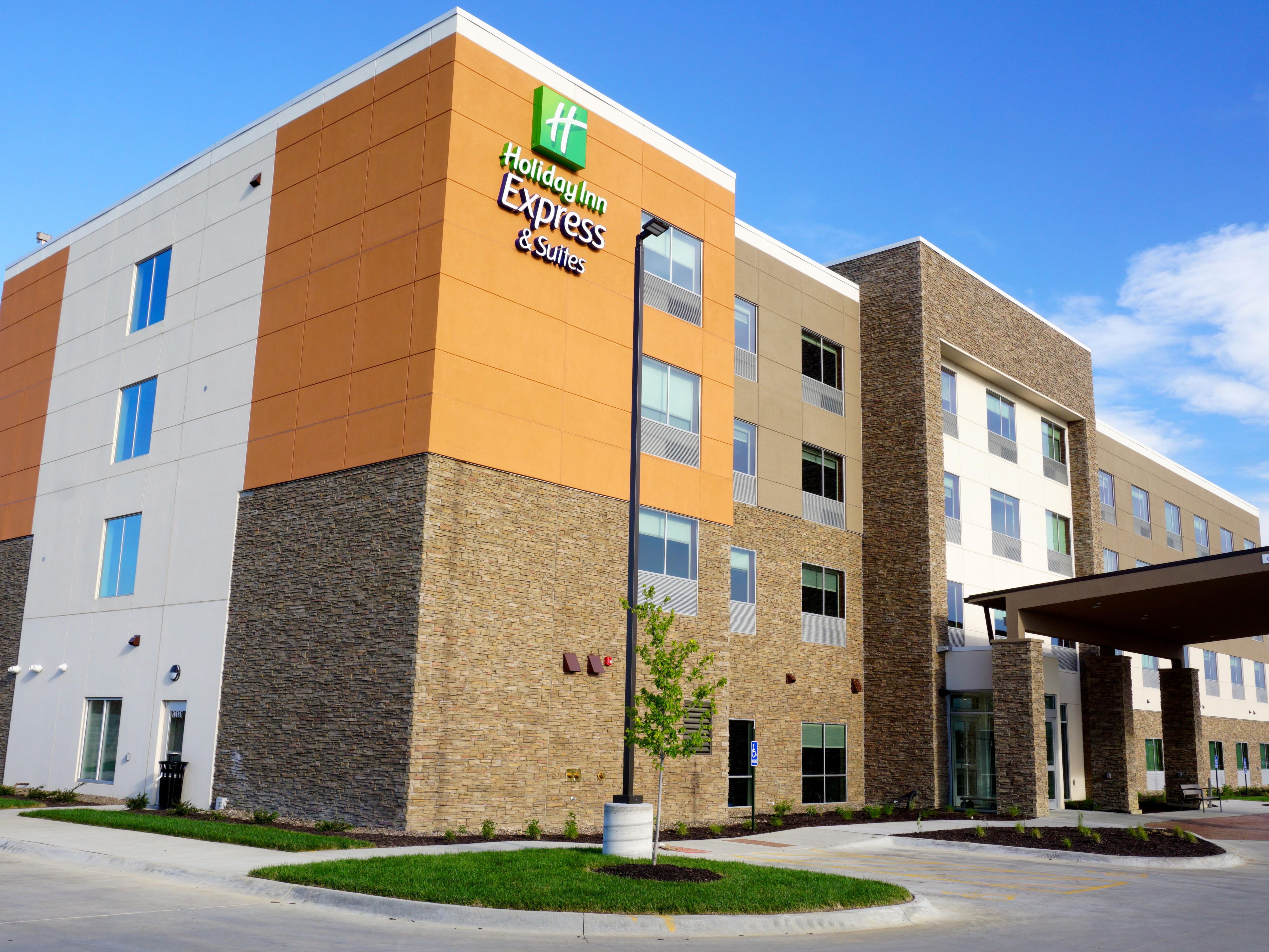 Holiday Inn Express & Suites Omaha - Millard Area