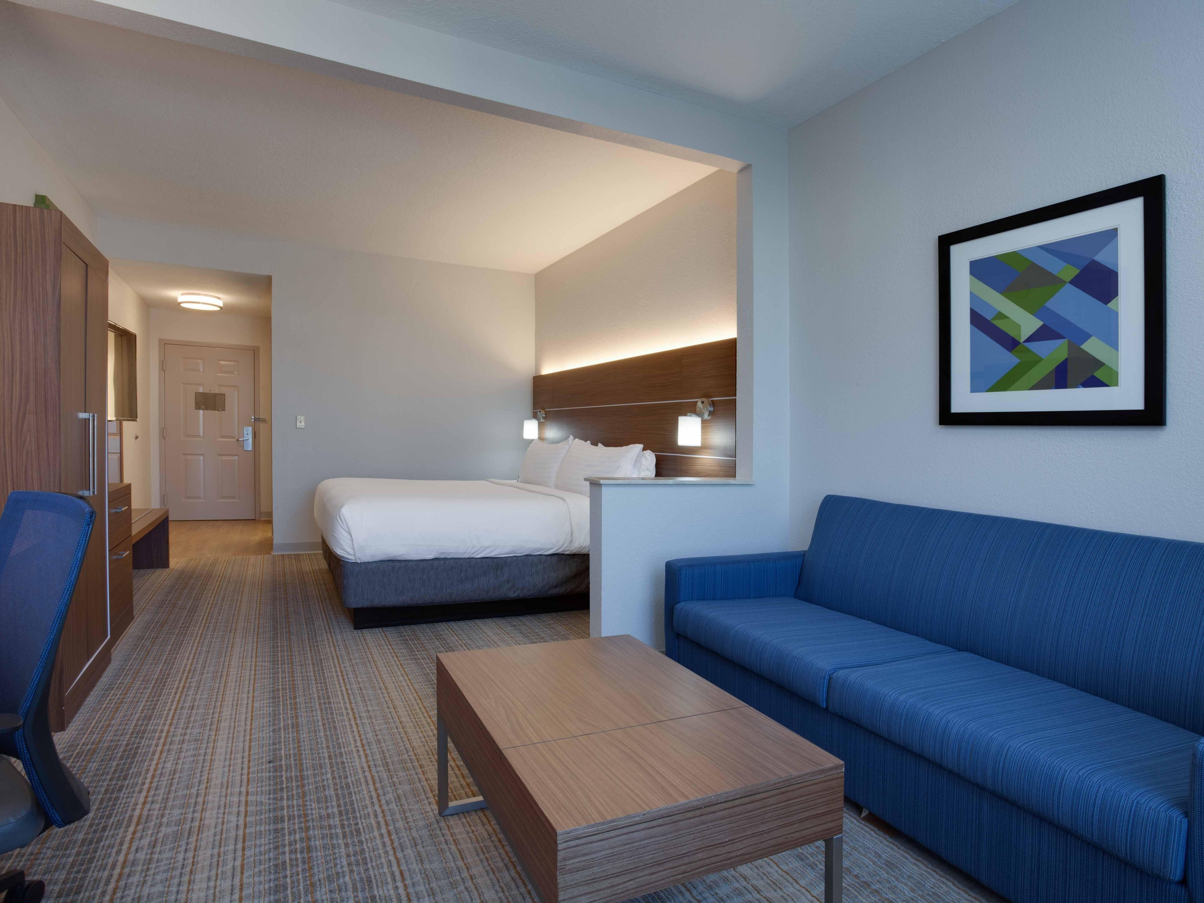 Need extra space to spread to work or relax with the family? Our rooms start at 410 square feet, larger than most you will find around MCO Airport.