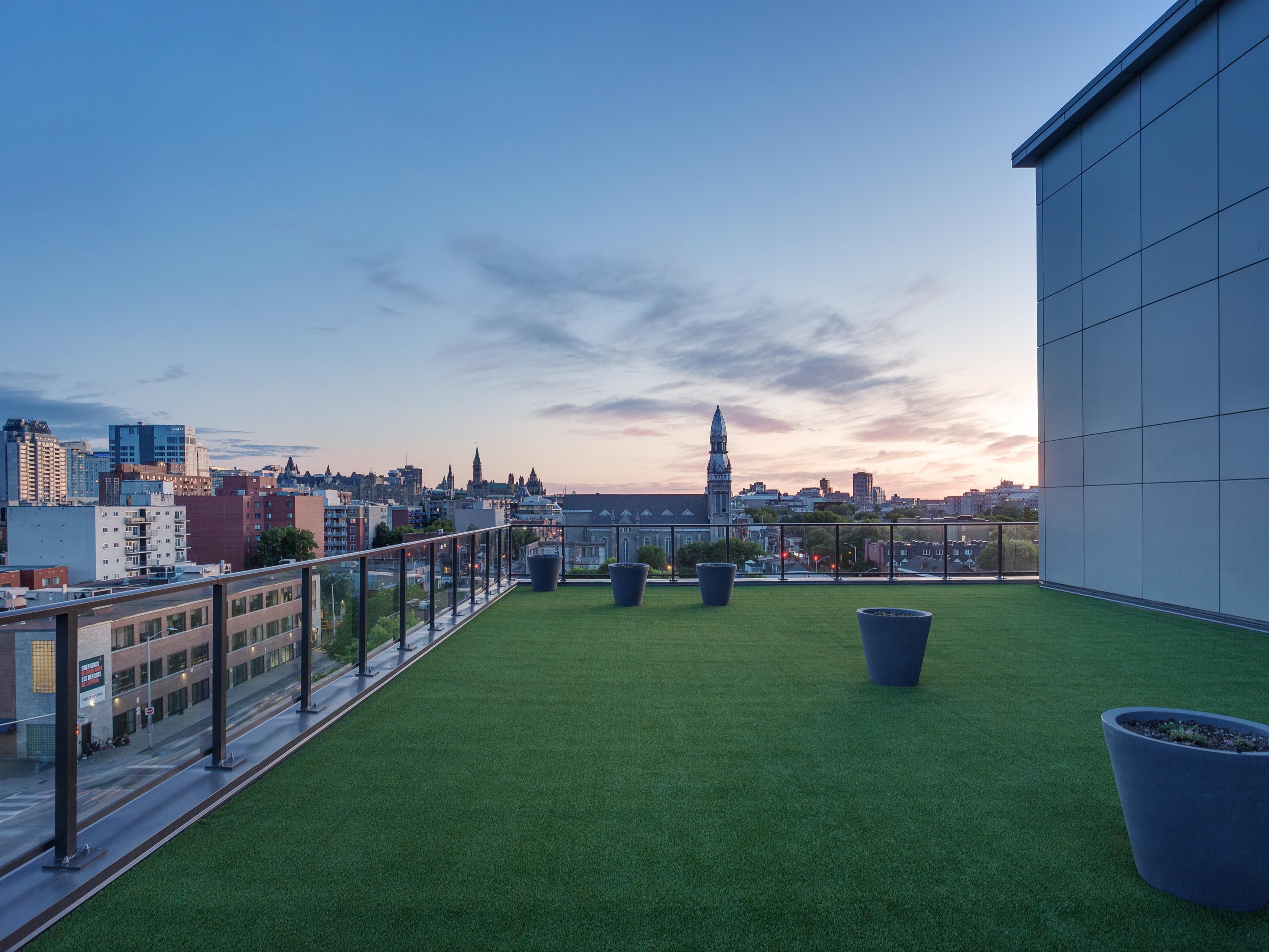 Enjoy sweeping views of historic Downtown Ottawa, the sparkling Ottawa River, and stately Parliament Hill from our Ottawa hotel. Soak in the sights from our outdoor patio with a steaming cup of tea or coffee in hand. Book a room with a city, river, or hill view for an extra dose of daily calm in the privacy of your accommodations.