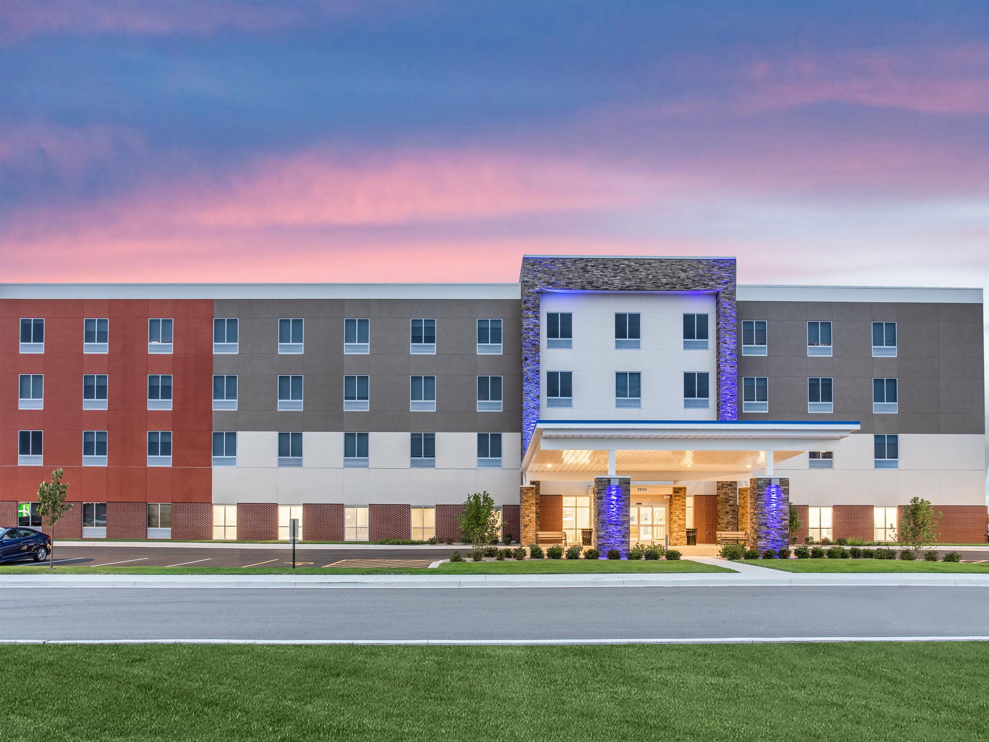 Our hotel is ideally situated near some of the most beautiful state parks in Illinois for guests looking to immerse themselves in the natural beauty of Illinois, whether seeking adventure or relaxation. You'll find Buffalo Rock State Park, Starved Rock State Park, and Matthiessen State Park just a short drive away.