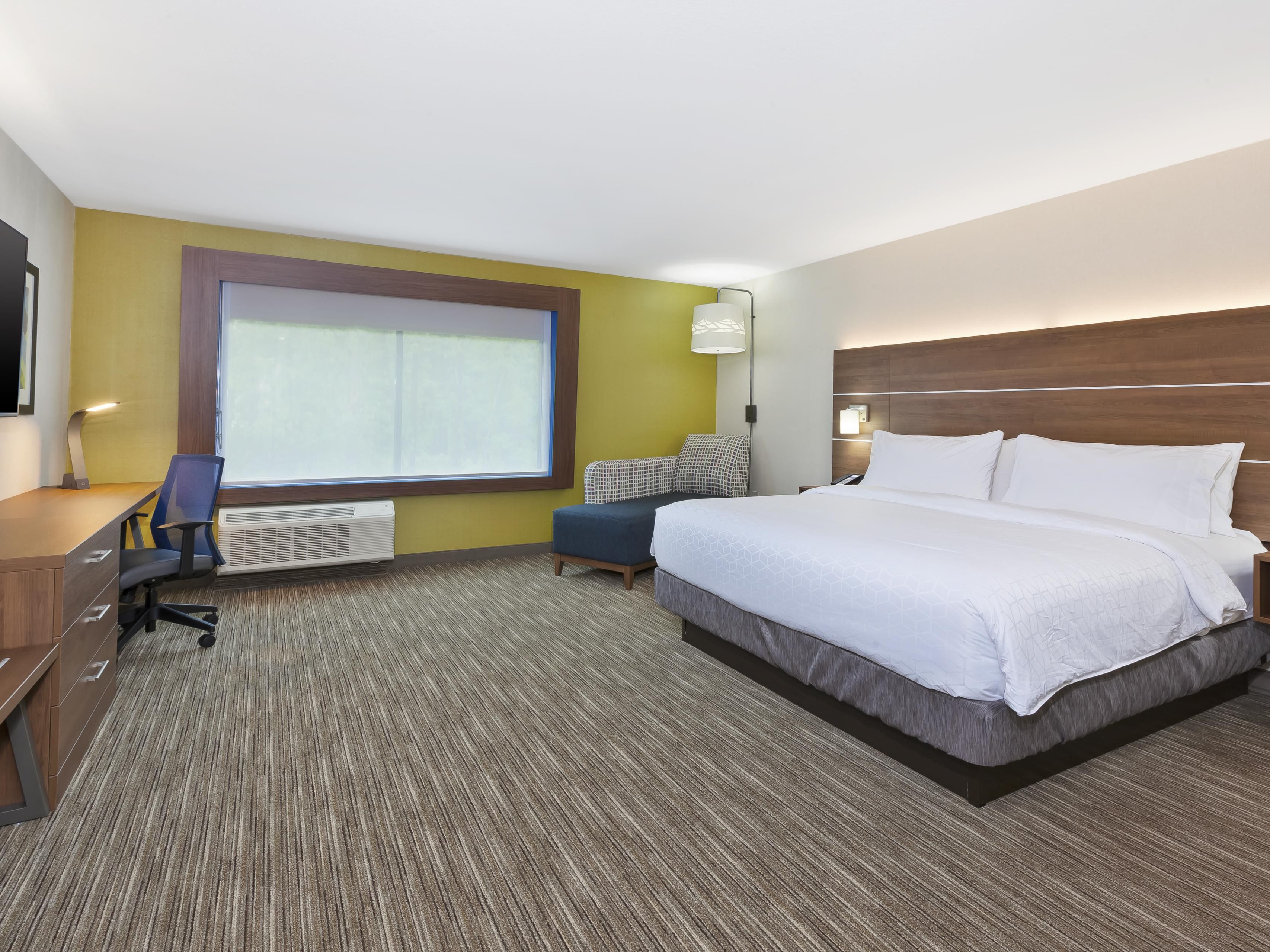 OUR LARGE KING ROOMS GIVE YOU THE SPACE YOU NEED